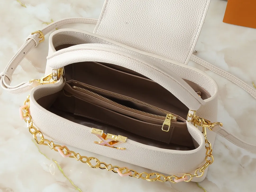 💰460💰Guangzhou goods Upgraded from the original M14381 M14970 M14393 M14972 M14971 This medium Capucines handbag comes from the Harmony series and explores the inspiration of the Monogram flower with a decorative chain. Taurillon cow leather creates an elegant structure, colorful resin outlines the LV letters, and the flip cover provides two styles: external or internal. The neat interior is equipped with multiple pockets, and the detachable and adjustable shoulder strap makes it easy to wear cross-body. Dimensions: 31.5 x 20.0 x 11.0 cm (length x height x width)