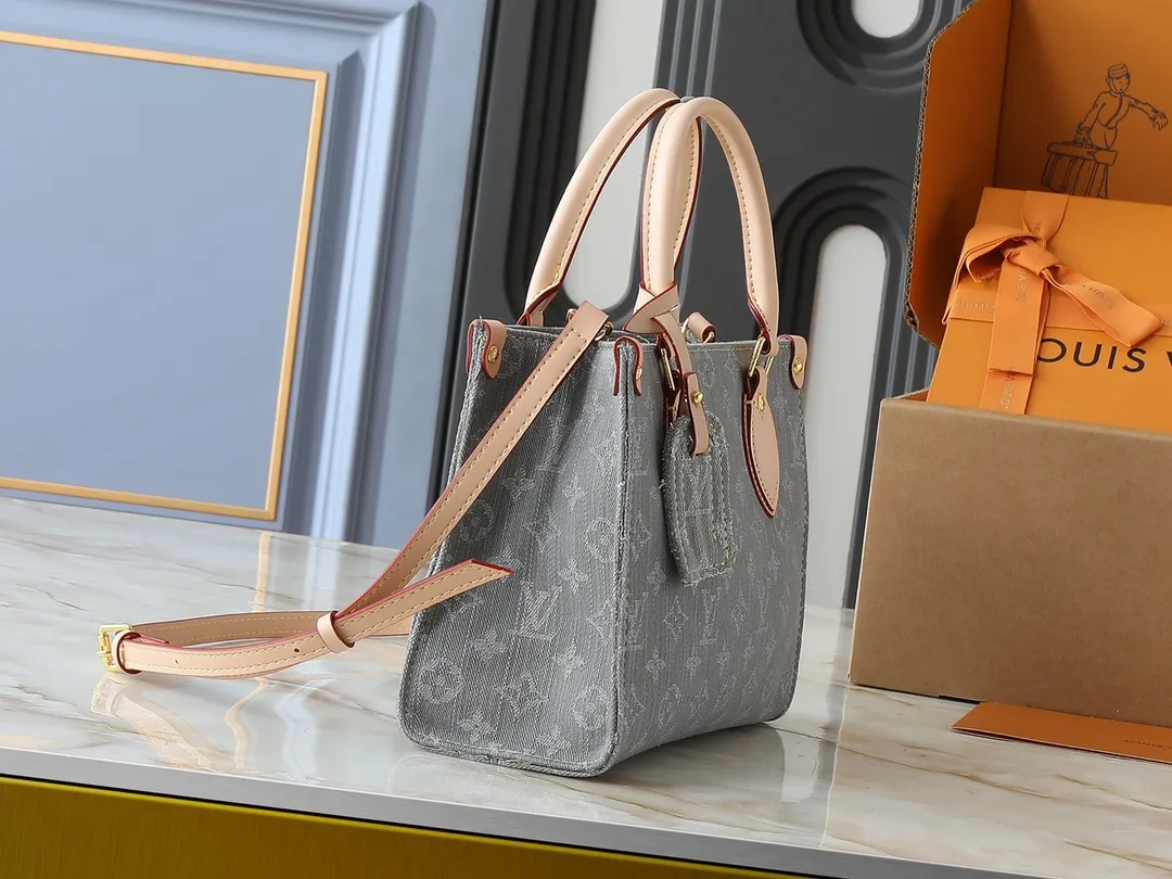 💰260💰Upgraded original M14633 M46373 blue denim denim square bag This OnTheGo small handbag is made of cotton denim woven with Monogram pattern. It is bleached and sand washed to present a retro style. Detachable and Adjustable Shoulder Strap for a Subtle Fit The detachable shoulder strap makes it easy to carry small items like an iPad Mini with you. Detailed features 25x 19 x 11.5 cm.