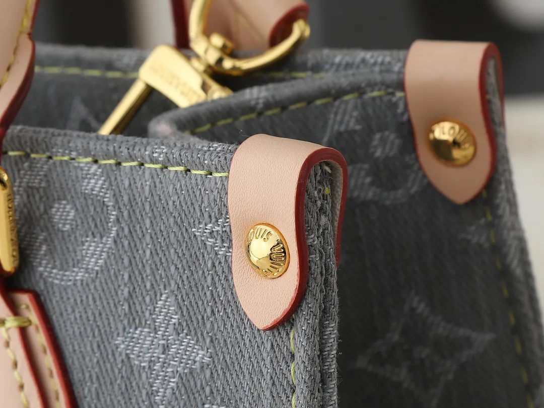 💰260💰Upgraded original M14633 M46373 blue denim denim square bag This OnTheGo small handbag is made of cotton denim woven with Monogram pattern. It is bleached and sand washed to present a retro style. Detachable and Adjustable Shoulder Strap for a Subtle Fit The detachable shoulder strap makes it easy to carry small items like an iPad Mini with you. Detailed features 25x 19 x 11.5 cm.