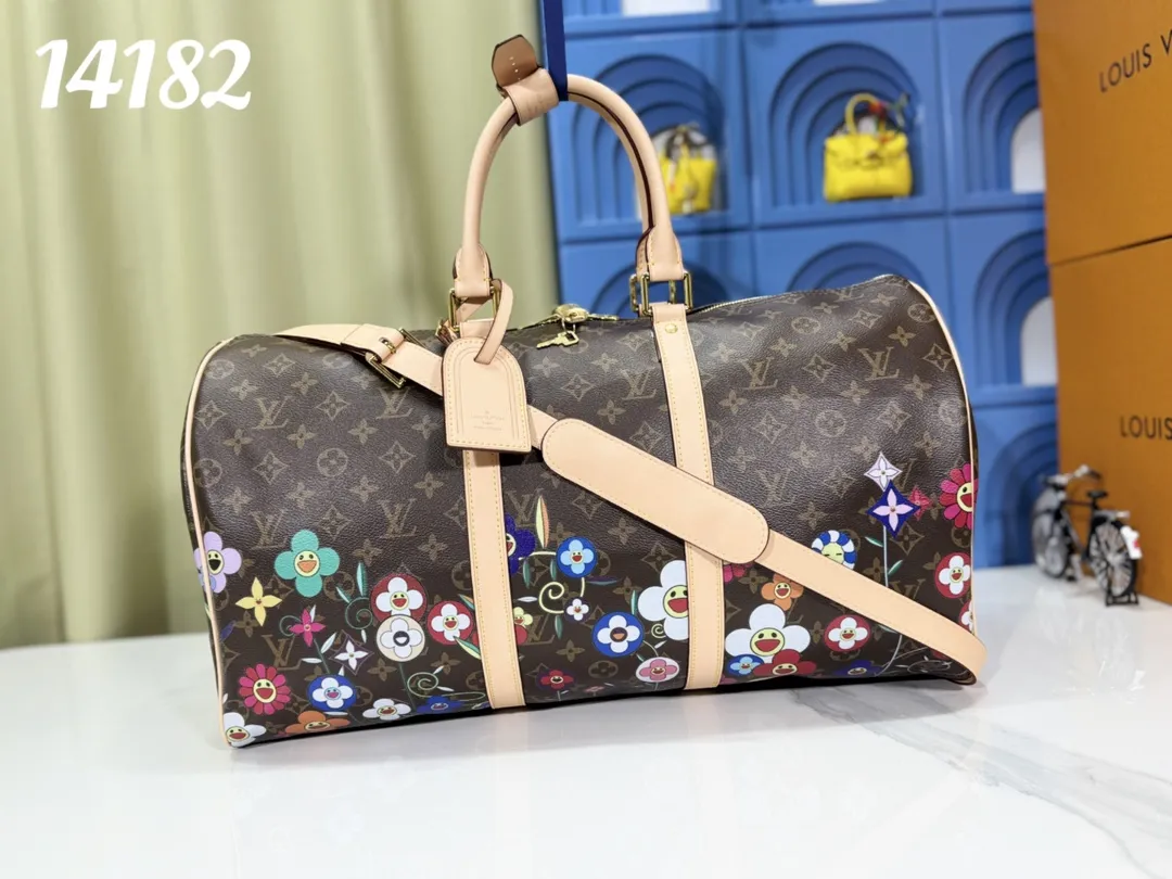 P380 M14182 M41418 Super cool keepall presbyopic travel bag keepall The most commonly used bag for business trips. This is a super cool bag. It can be used as a fitness bag or a travel bag. The capacity is super impressive and very practical! I can carry this bag on a business trip for three or four days, and it’s enough for clothes and toiletries! The most important thing is that the concave shape is the best~ The idol is about to go out on the street. louis vuitton 9vintagemusevie 45.0x27.0x20.0