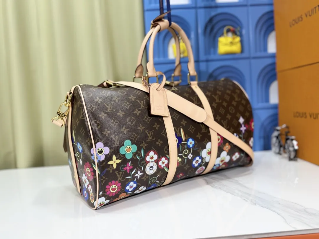 P380 M14182 M41418 Super cool keepall presbyopic travel bag keepall The most commonly used bag for business trips. This is a super cool bag. It can be used as a fitness bag or a travel bag. The capacity is super impressive and very practical! I can carry this bag on a business trip for three or four days, and it’s enough for clothes and toiletries! The most important thing is that the concave shape is the best~ The idol is about to go out on the street. louis vuitton 9vintagemusevie 45.0x27.0x20.0