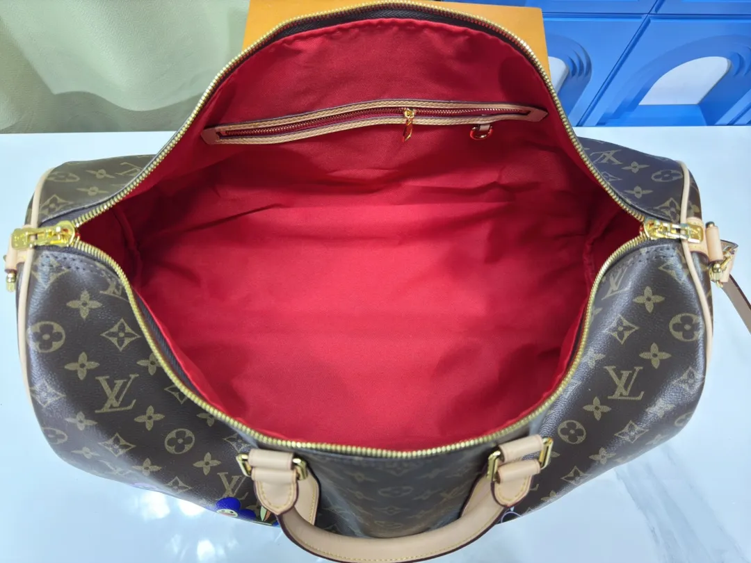 P380 M14182 M41418 Super cool keepall presbyopic travel bag keepall The most commonly used bag for business trips. This is a super cool bag. It can be used as a fitness bag or a travel bag. The capacity is super impressive and very practical! I can carry this bag on a business trip for three or four days, and it’s enough for clothes and toiletries! The most important thing is that the concave shape is the best~ The idol is about to go out on the street. louis vuitton 9vintagemusevie 45.0x27.0x20.0