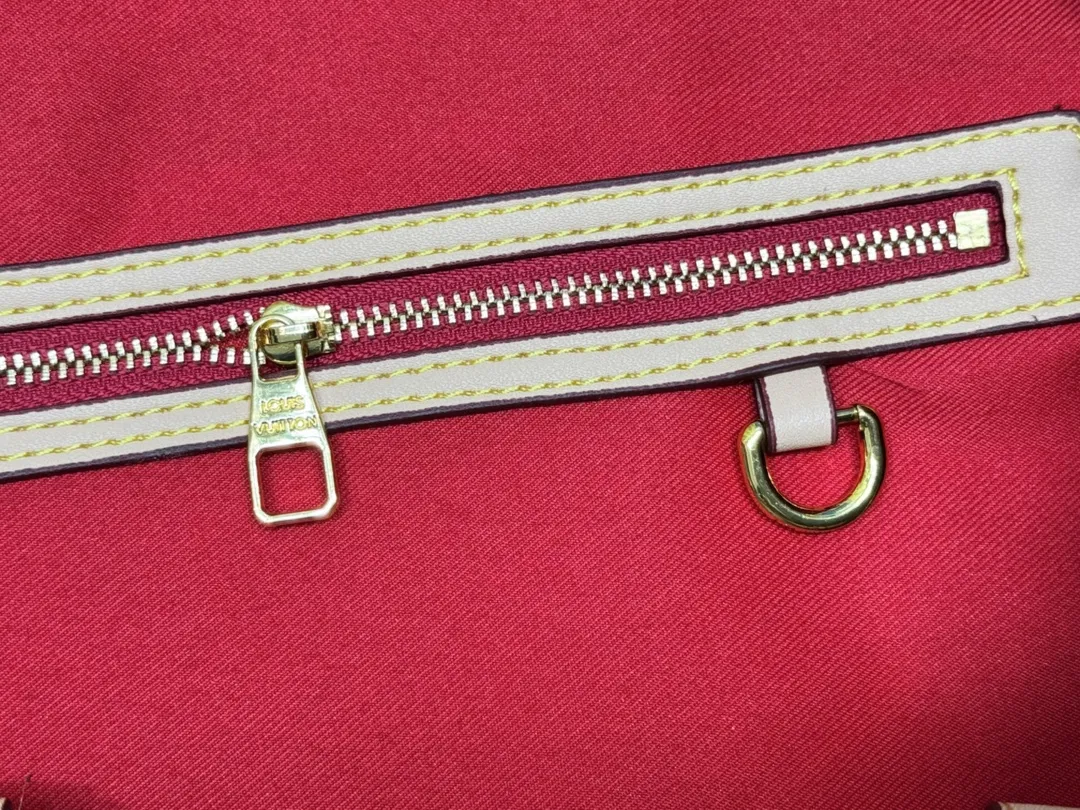 P380 M14182 M41418 Super cool keepall presbyopic travel bag keepall The most commonly used bag for business trips. This is a super cool bag. It can be used as a fitness bag or a travel bag. The capacity is super impressive and very practical! I can carry this bag on a business trip for three or four days, and it’s enough for clothes and toiletries! The most important thing is that the concave shape is the best~ The idol is about to go out on the street. louis vuitton 9vintagemusevie 45.0x27.0x20.0
