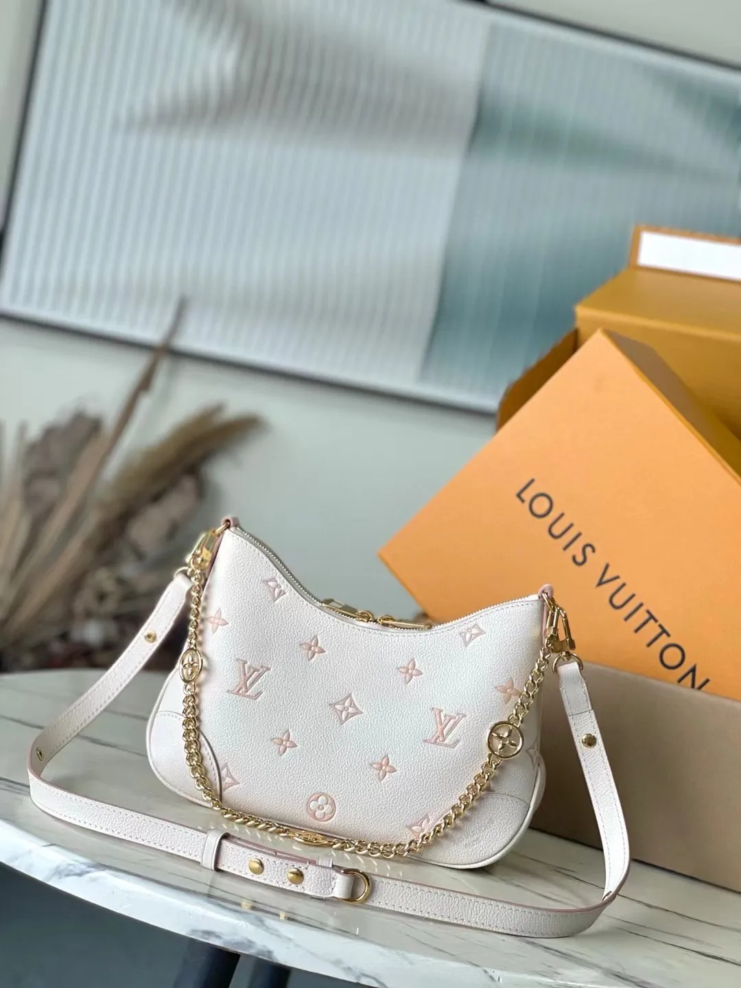 💰1060 (top layer leather) top original order M14634 This Boulogne handbag reinterprets the classic Monogram Empreinte leather with the same color aesthetic, and injects elegant luster with the detachable chain and LV floral decoration. The smart structure allows for a variety of carrying methods, and the inner patch pocket can easily store a smartphone. Dimensions: 29 × 16 × 9.5 cm