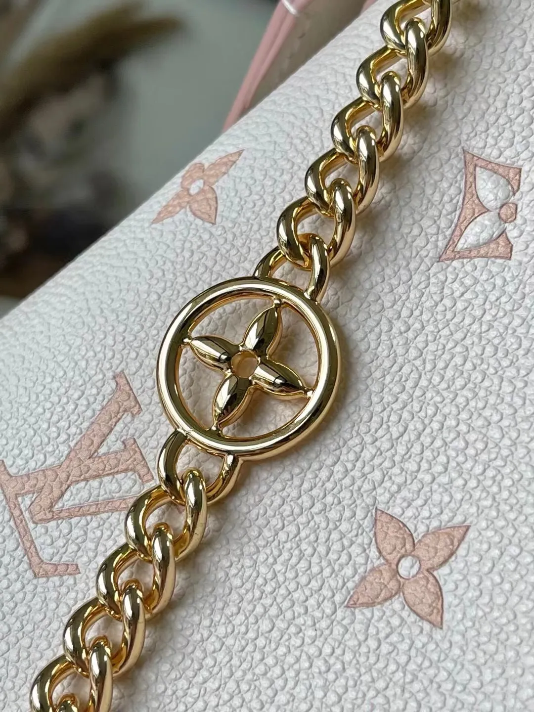 💰1060 (top layer leather) top original order M14634 This Boulogne handbag reinterprets the classic Monogram Empreinte leather with the same color aesthetic, and injects elegant luster with the detachable chain and LV floral decoration. The smart structure allows for a variety of carrying methods, and the inner patch pocket can easily store a smartphone. Dimensions: 29 × 16 × 9.5 cm