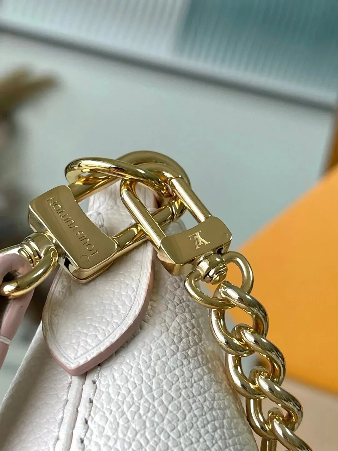 💰1060 (top layer leather) top original order M14634 This Boulogne handbag reinterprets the classic Monogram Empreinte leather with the same color aesthetic, and injects elegant luster with the detachable chain and LV floral decoration. The smart structure allows for a variety of carrying methods, and the inner patch pocket can easily store a smartphone. Dimensions: 29 × 16 × 9.5 cm