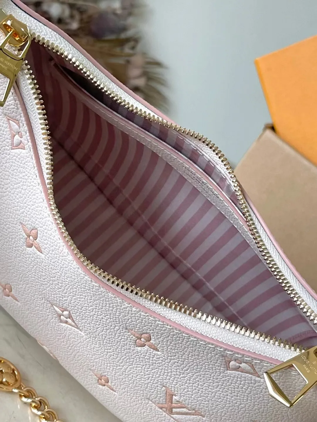 💰1060 (top layer leather) top original order M14634 This Boulogne handbag reinterprets the classic Monogram Empreinte leather with the same color aesthetic, and injects elegant luster with the detachable chain and LV floral decoration. The smart structure allows for a variety of carrying methods, and the inner patch pocket can easily store a smartphone. Dimensions: 29 × 16 × 9.5 cm