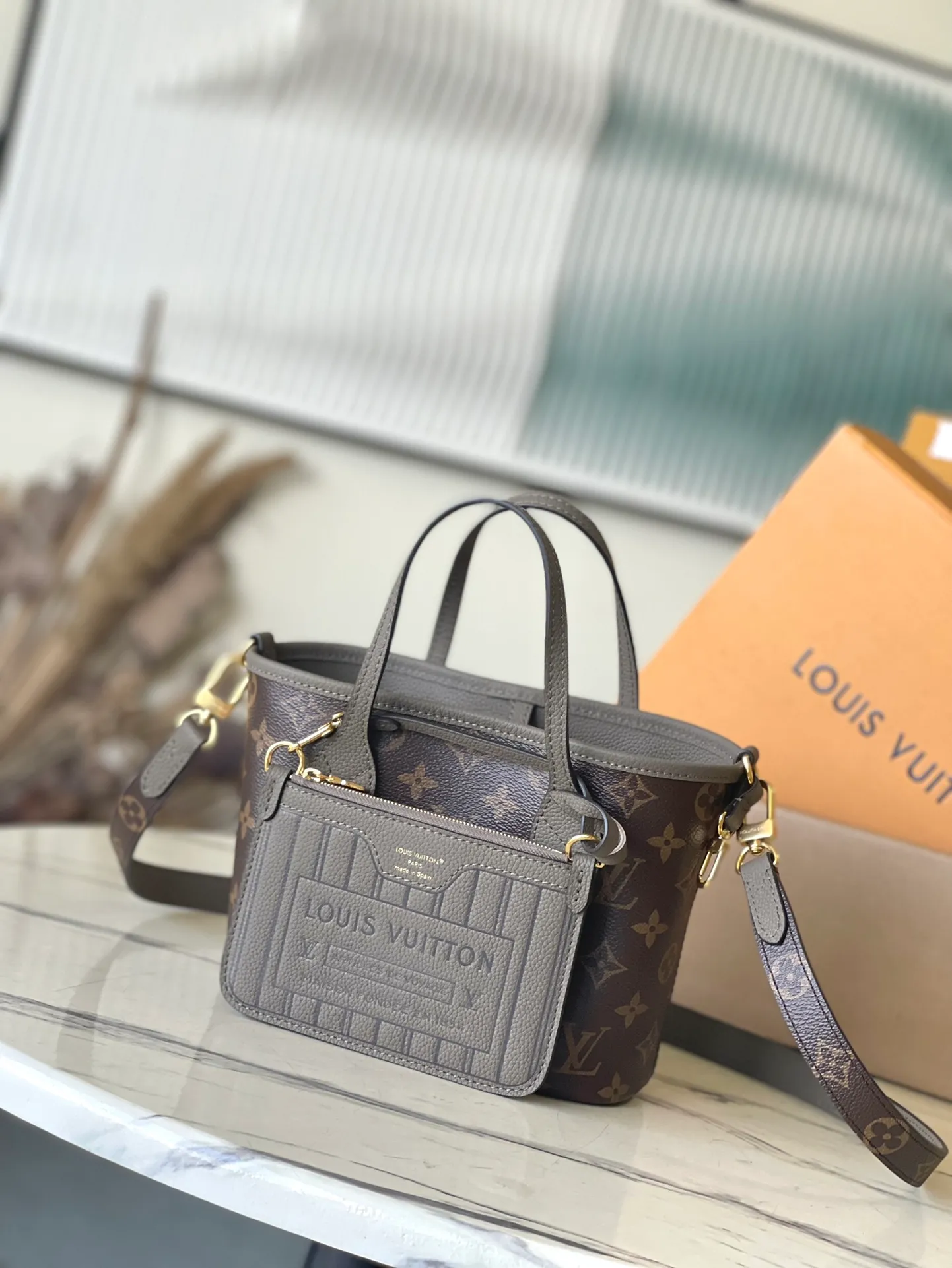 💰840 (top-grain leather) Top-quality original M12109 Neverfull Bandouliere Inside Out BB handbag is a double-sided version of the classic design this season, with the front and back decorated with iconic Monogram canvas and grained leather. The removable zipper bag can be used alone or hung externally. The detachable shoulder strap makes it easy to wear cross-body, and the dazzling metal hardware adds a sophisticated detail. Dimensions: 24 × 14 × 9 cm