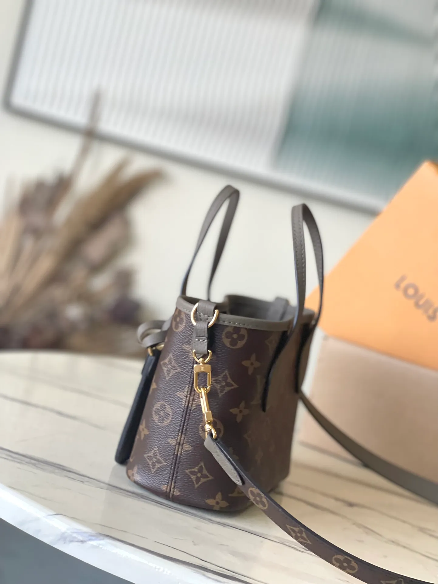💰840 (top-grain leather) Top-quality original M12109 Neverfull Bandouliere Inside Out BB handbag is a double-sided version of the classic design this season, with the front and back decorated with iconic Monogram canvas and grained leather. The removable zipper bag can be used alone or hung externally. The detachable shoulder strap makes it easy to wear cross-body, and the dazzling metal hardware adds a sophisticated detail. Dimensions: 24 × 14 × 9 cm