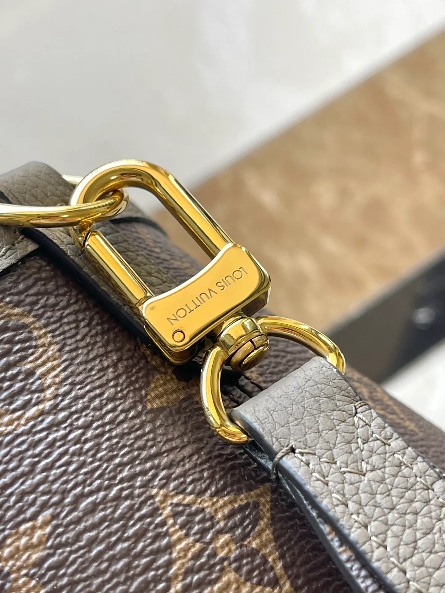 💰840 (top-grain leather) Top-quality original M12109 Neverfull Bandouliere Inside Out BB handbag is a double-sided version of the classic design this season, with the front and back decorated with iconic Monogram canvas and grained leather. The removable zipper bag can be used alone or hung externally. The detachable shoulder strap makes it easy to wear cross-body, and the dazzling metal hardware adds a sophisticated detail. Dimensions: 24 × 14 × 9 cm