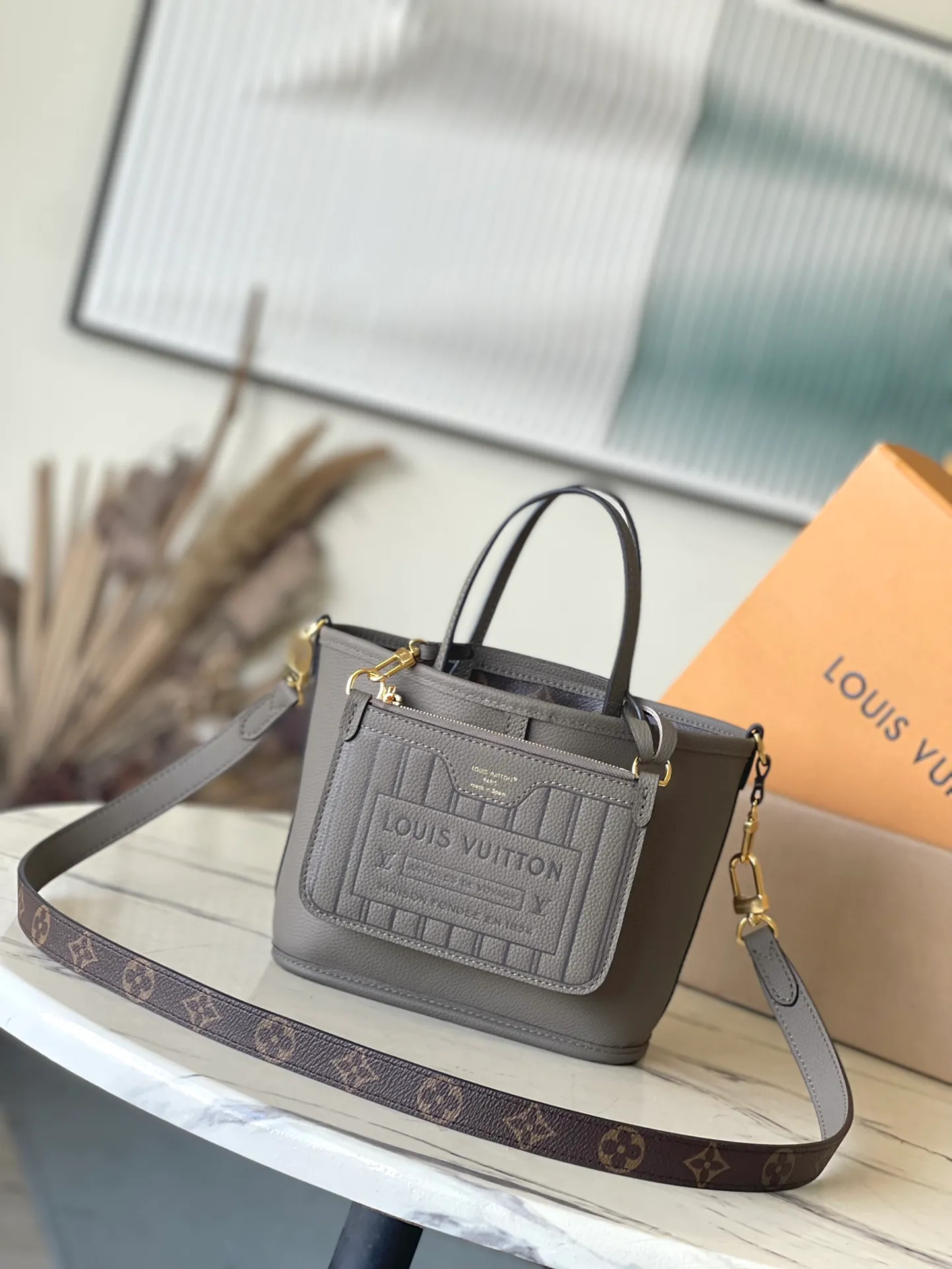 💰840 (top-grain leather) Top-quality original M12109 Neverfull Bandouliere Inside Out BB handbag is a double-sided version of the classic design this season, with the front and back decorated with iconic Monogram canvas and grained leather. The removable zipper bag can be used alone or hung externally. The detachable shoulder strap makes it easy to wear cross-body, and the dazzling metal hardware adds a sophisticated detail. Dimensions: 24 × 14 × 9 cm