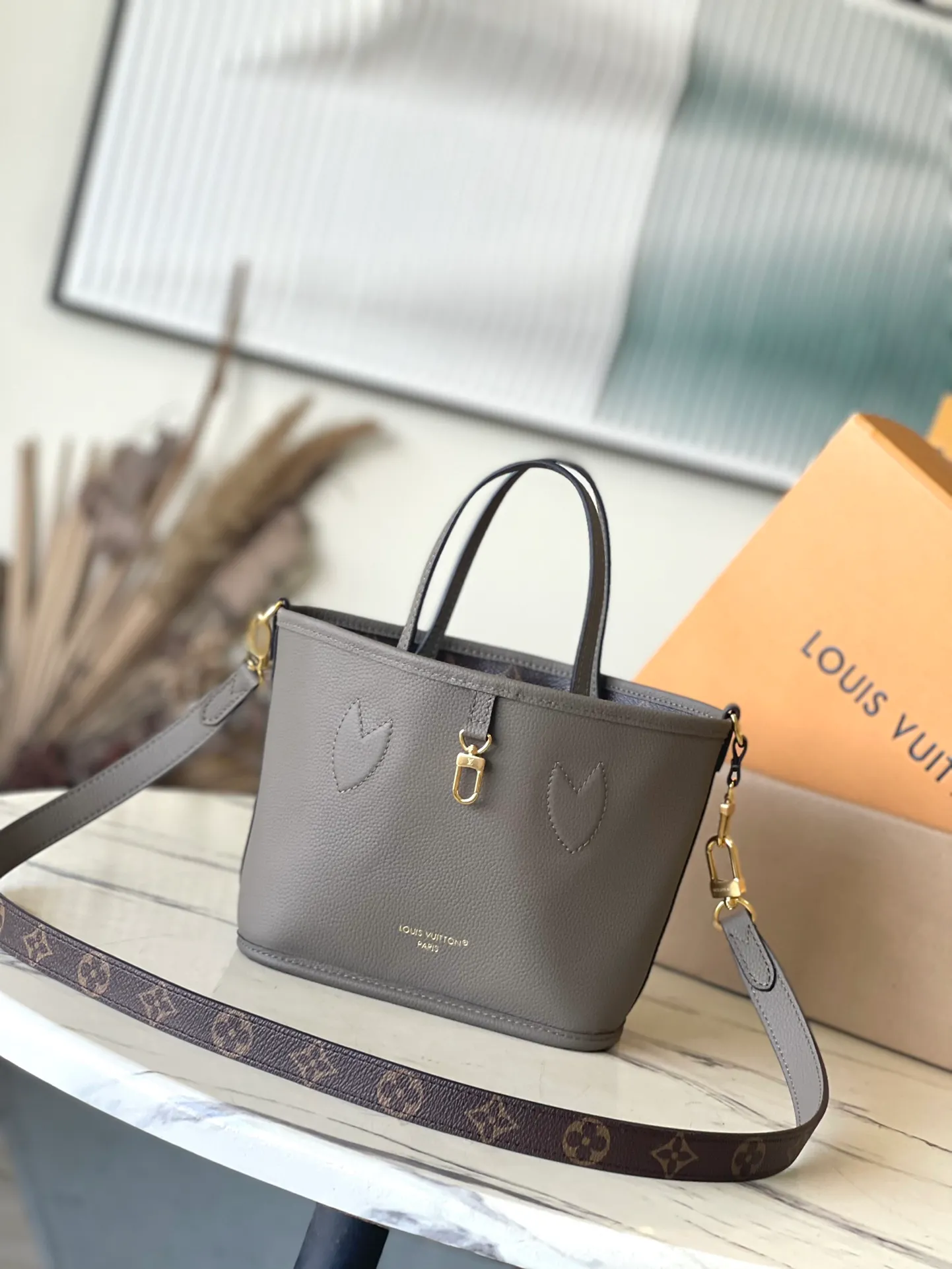 💰840 (top-grain leather) Top-quality original M12109 Neverfull Bandouliere Inside Out BB handbag is a double-sided version of the classic design this season, with the front and back decorated with iconic Monogram canvas and grained leather. The removable zipper bag can be used alone or hung externally. The detachable shoulder strap makes it easy to wear cross-body, and the dazzling metal hardware adds a sophisticated detail. Dimensions: 24 × 14 × 9 cm