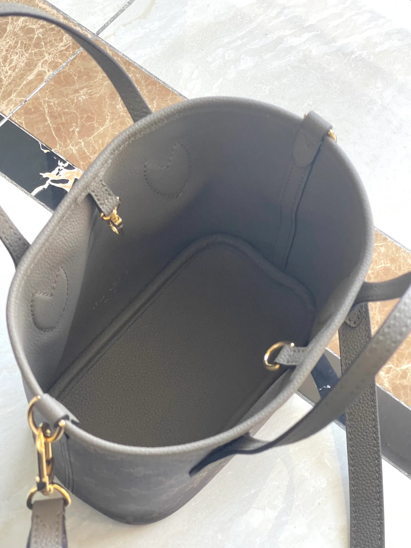 💰840 (top-grain leather) Top-quality original M12109 Neverfull Bandouliere Inside Out BB handbag is a double-sided version of the classic design this season, with the front and back decorated with iconic Monogram canvas and grained leather. The removable zipper bag can be used alone or hung externally. The detachable shoulder strap makes it easy to wear cross-body, and the dazzling metal hardware adds a sophisticated detail. Dimensions: 24 × 14 × 9 cm