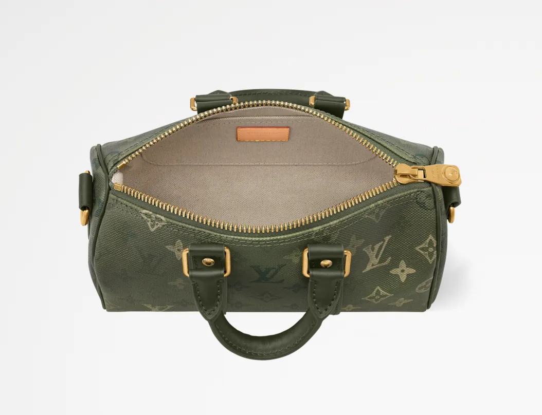 💰940 Top Original Order [KEEPALL BANDOULIÈRE 25 Handbag] m26930 Military Green/Silk Screen This Keepall Bandoulière 25 handbag is made of Monogram Surplus coated canvas rendered in military tones and embellished with irregular Monogram prints to create a camouflage look. A distressed-effect zip secures the main compartment. The top handle and wide, removable and adjustable fabric shoulder strap allow for shoulder, cross-body or hand carry options.  Dimensions: 15 x 11 x 25 cm (height x width x length)