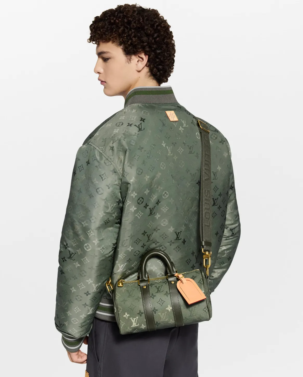 💰940 Top Original Order [KEEPALL BANDOULIÈRE 25 Handbag] m26930 Military Green/Silk Screen This Keepall Bandoulière 25 handbag is made of Monogram Surplus coated canvas rendered in military tones and embellished with irregular Monogram prints to create a camouflage look. A distressed-effect zip secures the main compartment. The top handle and wide, removable and adjustable fabric shoulder strap allow for shoulder, cross-body or hand carry options.  Dimensions: 15 x 11 x 25 cm (height x width x length)
