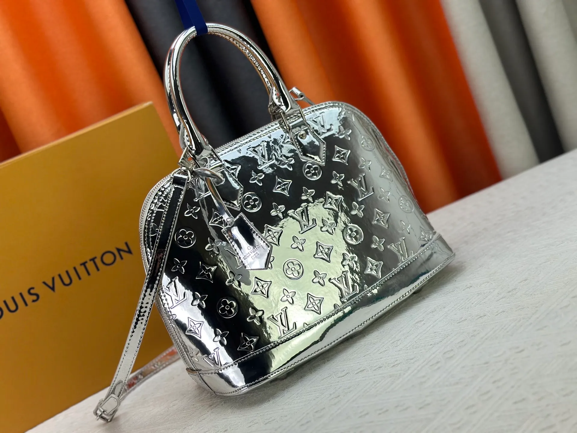 P320 M11835 M53151 The Alma large handbag in the LVSki series draws inspiration from the Louis Vuitton archive hard box. The large Monogram embossed coated canvas renders the new Monogram Miroir effect, highlighting the concept of retro futurism. Spacious interior patch pockets ensure organized storage. Size: 39x30x19cm