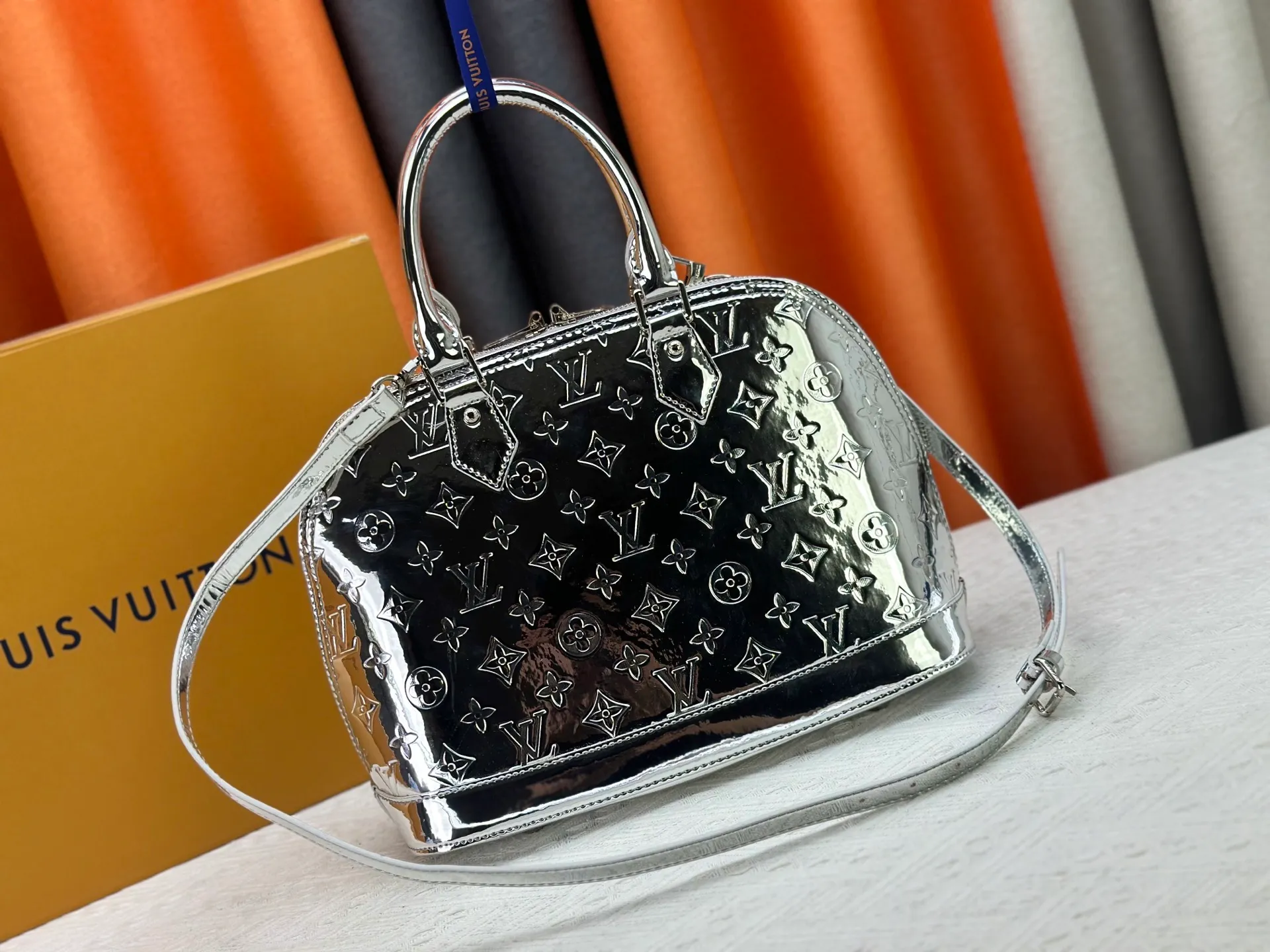 P320 M11835 M53151 The Alma large handbag in the LVSki series draws inspiration from the Louis Vuitton archive hard box. The large Monogram embossed coated canvas renders the new Monogram Miroir effect, highlighting the concept of retro futurism. Spacious interior patch pockets ensure organized storage. Size: 39x30x19cm