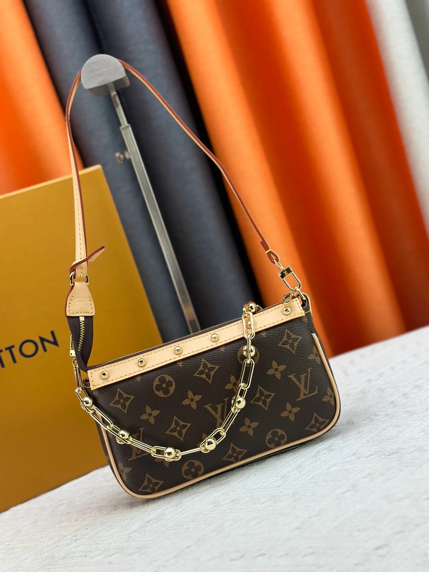 P220 M13404 M13663 Black color White color This Pochette Accessoires handbag is made of coated canvas, with colorful Monogram patterns to interpret the smart style of the Louis Vuitton × Murakami cross-border collaboration series. Calf leather trim and dazzling hardware add to the sophisticated details, while the detachable shoulder strap and chain provide flexible carry. Size: 22x13x4cm