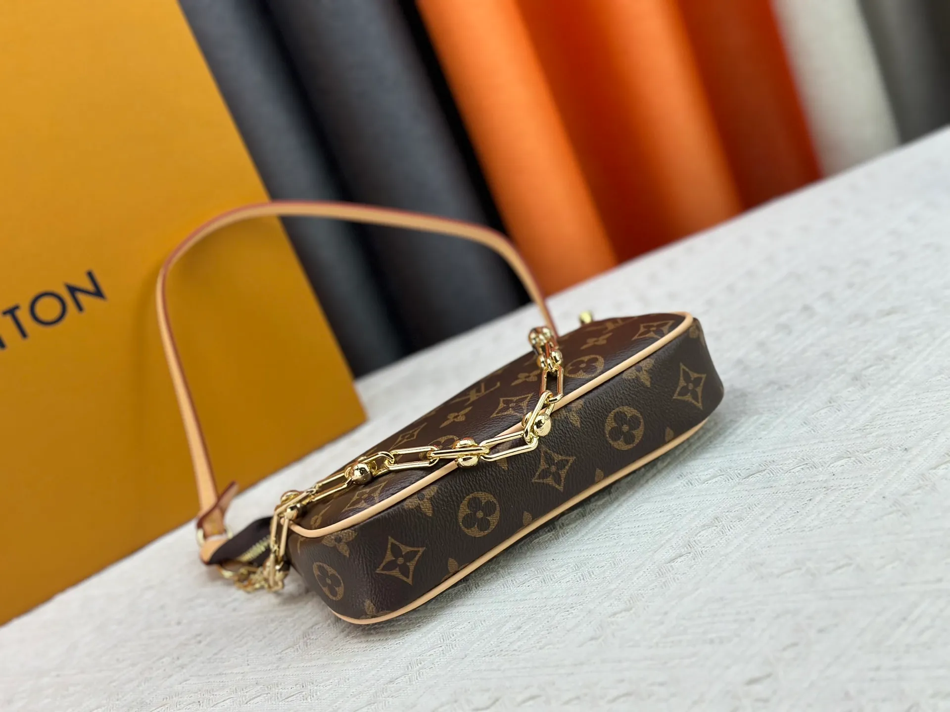 P220 M13404 M13663 Black color White color This Pochette Accessoires handbag is made of coated canvas, with colorful Monogram patterns to interpret the smart style of the Louis Vuitton × Murakami cross-border collaboration series. Calf leather trim and dazzling hardware add to the sophisticated details, while the detachable shoulder strap and chain provide flexible carry. Size: 22x13x4cm