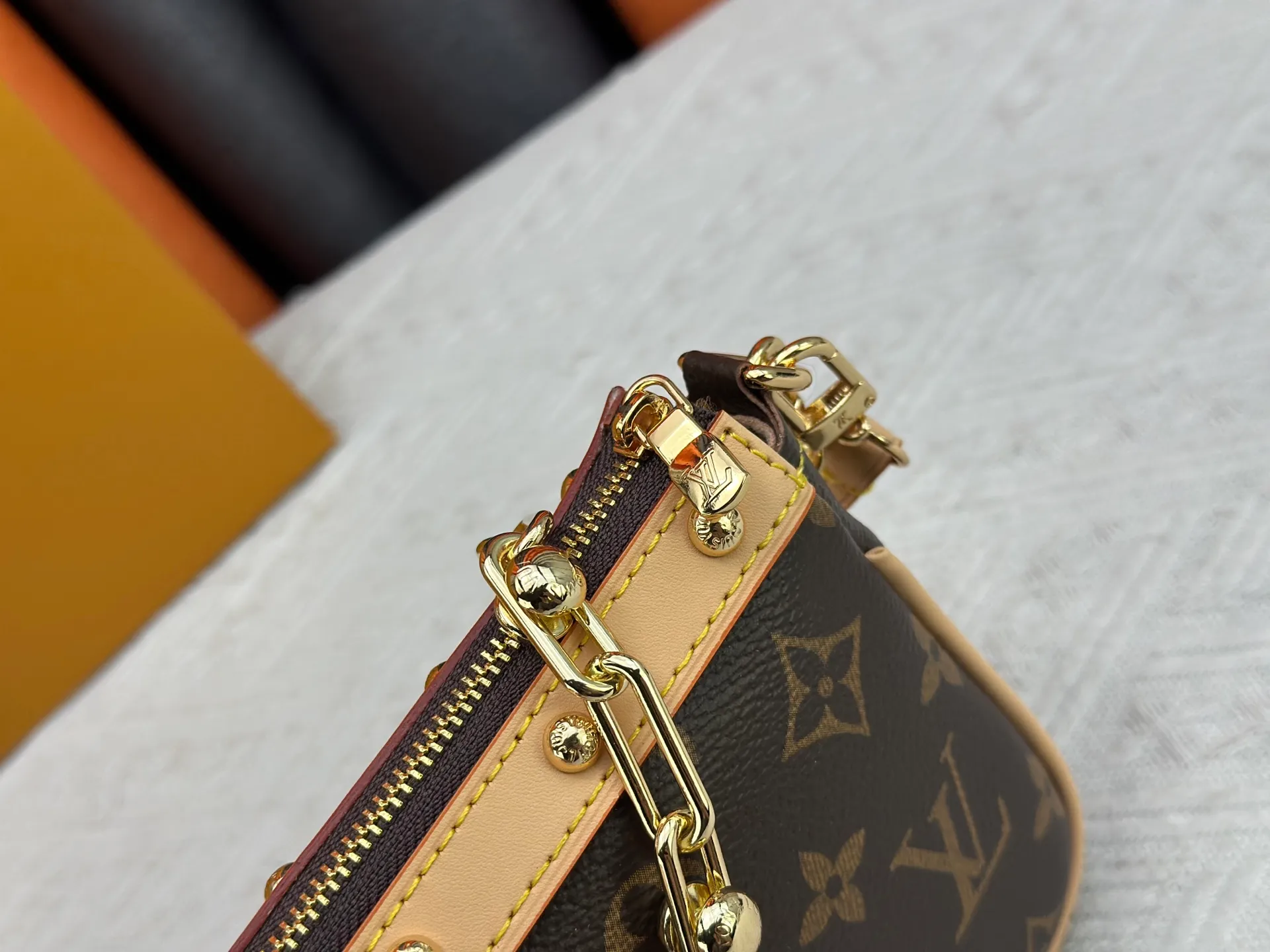 P220 M13404 M13663 Black color White color This Pochette Accessoires handbag is made of coated canvas, with colorful Monogram patterns to interpret the smart style of the Louis Vuitton × Murakami cross-border collaboration series. Calf leather trim and dazzling hardware add to the sophisticated details, while the detachable shoulder strap and chain provide flexible carry. Size: 22x13x4cm