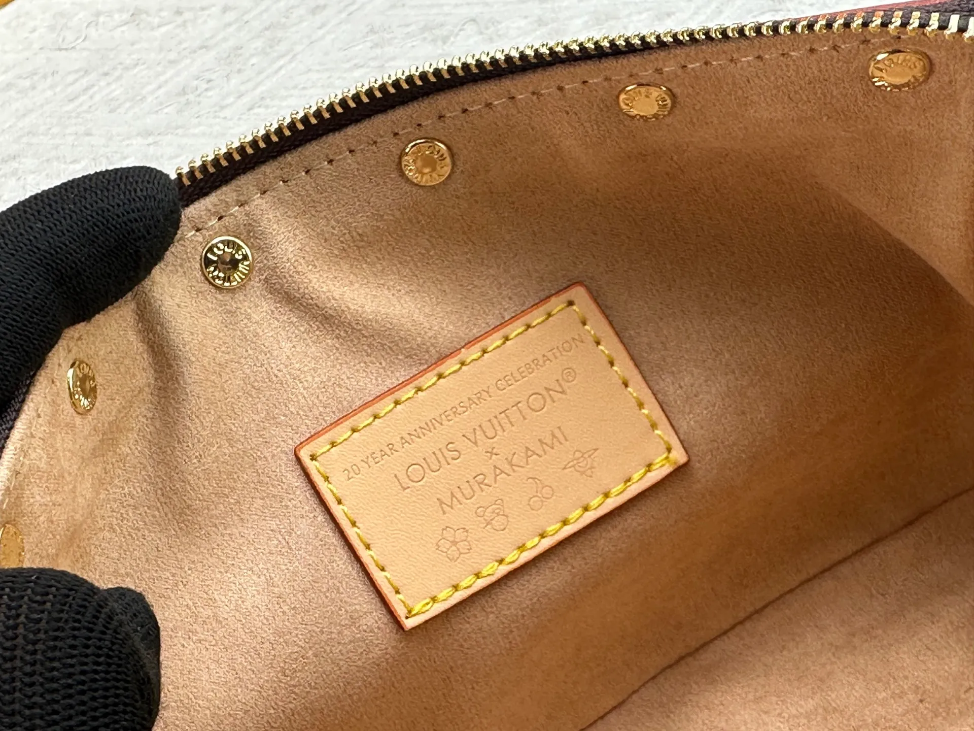 P220 M13404 M13663 Black color White color This Pochette Accessoires handbag is made of coated canvas, with colorful Monogram patterns to interpret the smart style of the Louis Vuitton × Murakami cross-border collaboration series. Calf leather trim and dazzling hardware add to the sophisticated details, while the detachable shoulder strap and chain provide flexible carry. Size: 22x13x4cm