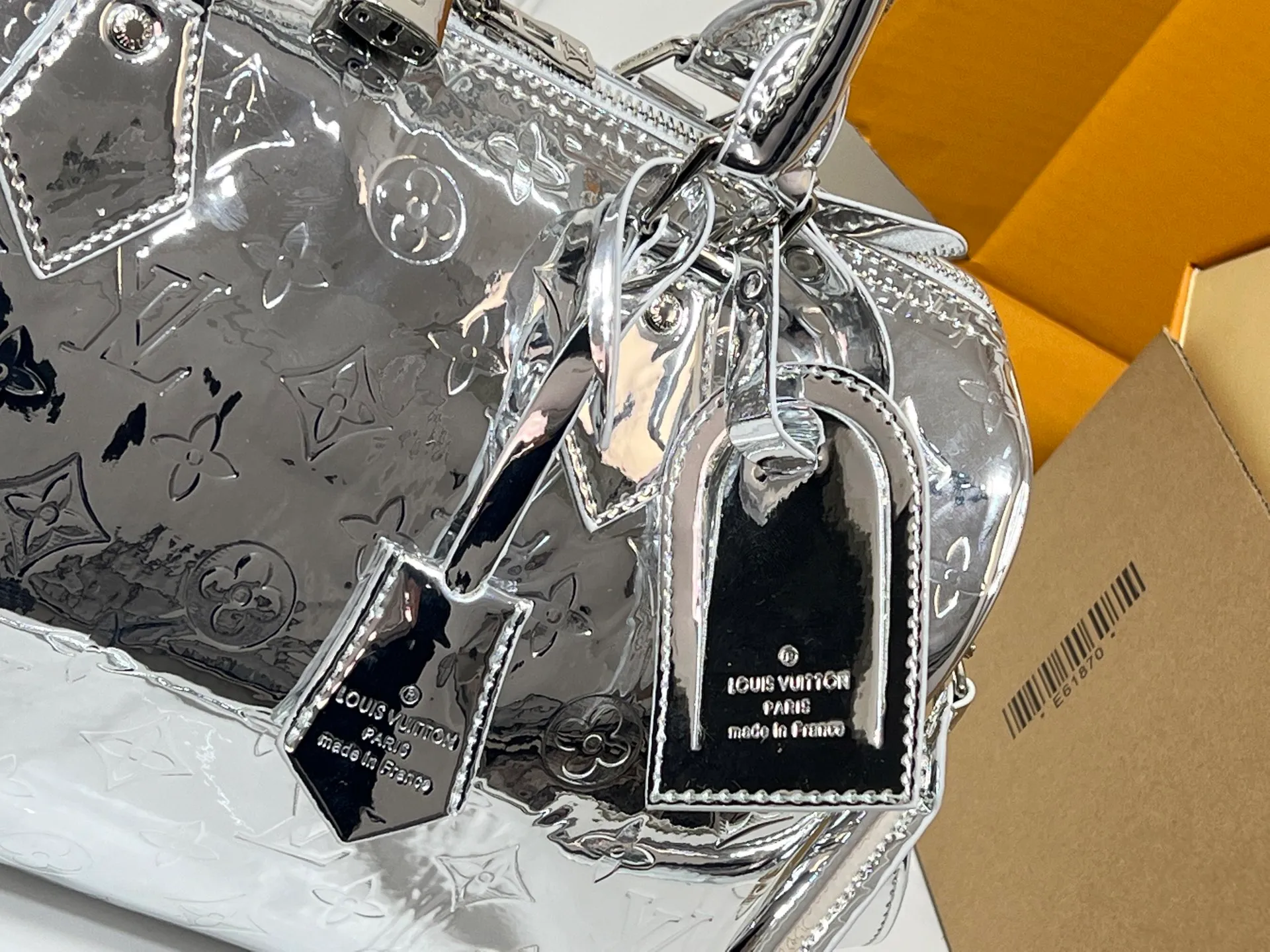 Batch 300💰M40391 M13344 Rose Gold Silver This Speedy Soft 30 is from the LV Travels With Grace Coddlington series. It is made of rich-toned cow leather with gold hardware and interesting embossed shapes. Removable name tag features Grace Coddington's handwriting. Size: 30X21X17 cm