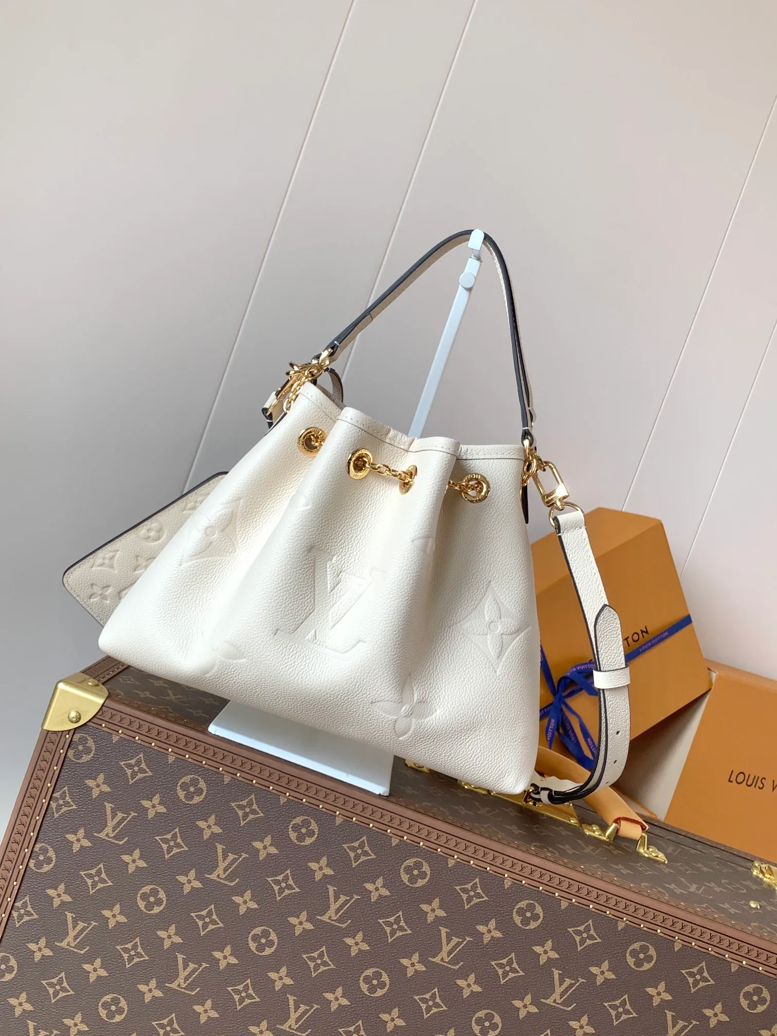 💰1200 (top layer leather) top original order M25453 apricot M47209 black M46492 pink M25452 white This Summer Bundle handbag is from the Dégradé series. The new drawstring design adds a summer atmosphere. The Monogram Empreinte embossed leather bag features a gradient tone to brighten any seasonal look. The double handles and detachable cross-body strap provide a variety of stylish carrying options, making it a great companion for travel day and night. 28.0 x 20.0 x 11.5 cm (Length x Height x Width) • Embossed soft cow leather • Cow leather trim • Microfiber • Metal hardware • Removable zipper bag • Strap: removable, adjustable • Strap dro cm • Strap drop max: 58.0 cm • Handle: Double handle