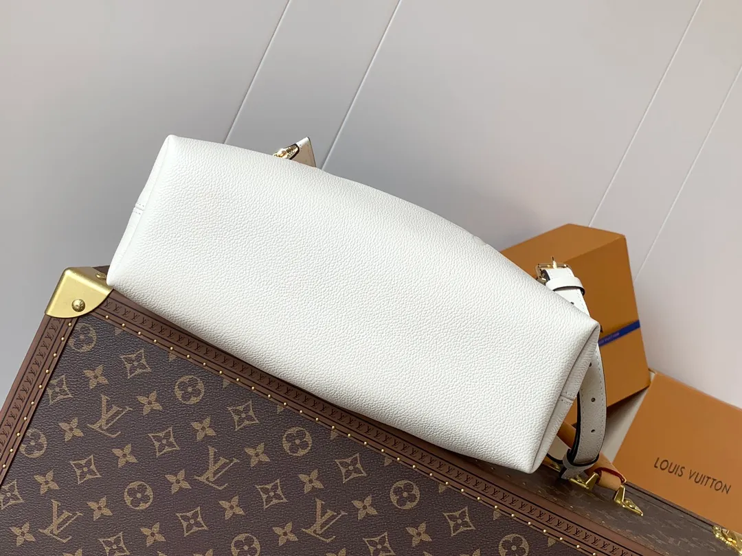 💰1200 (top layer leather) top original order M25453 apricot M47209 black M46492 pink M25452 white This Summer Bundle handbag is from the Dégradé series. The new drawstring design adds a summer atmosphere. The Monogram Empreinte embossed leather bag features a gradient tone to brighten any seasonal look. The double handles and detachable cross-body strap provide a variety of stylish carrying options, making it a great companion for travel day and night. 28.0 x 20.0 x 11.5 cm (Length x Height x Width) • Embossed soft cow leather • Cow leather trim • Microfiber • Metal hardware • Removable zipper bag • Strap: removable, adjustable • Strap dro cm • Strap drop max: 58.0 cm • Handle: Double handle