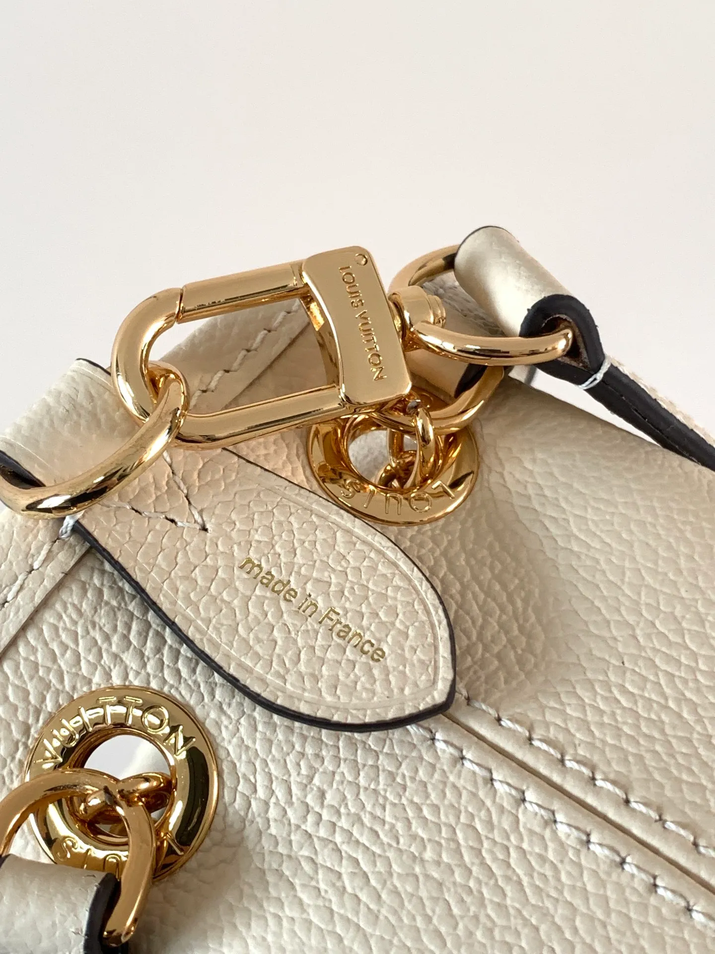 💰1200 (top layer leather) top original order M25453 apricot M47209 black M46492 pink M25452 white This Summer Bundle handbag is from the Dégradé series. The new drawstring design adds a summer atmosphere. The Monogram Empreinte embossed leather bag features a gradient tone to brighten any seasonal look. The double handles and detachable cross-body strap provide a variety of stylish carrying options, making it a great companion for travel day and night. 28.0 x 20.0 x 11.5 cm (Length x Height x Width) • Embossed soft cow leather • Cow leather trim • Microfiber • Metal hardware • Removable zipper bag • Strap: removable, adjustable • Strap dro cm • Strap drop max: 58.0 cm • Handle: Double handle
