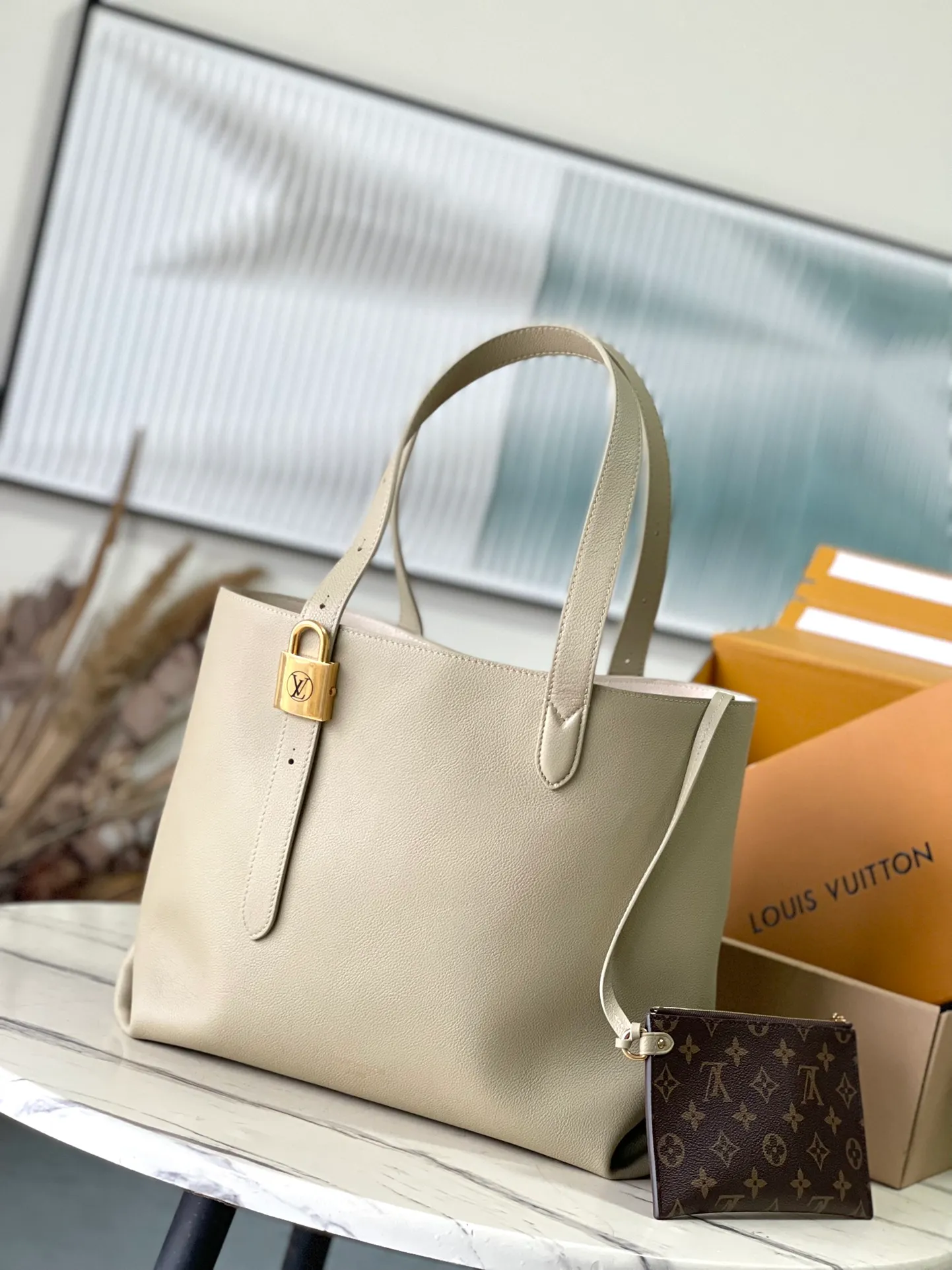 💰1340 (top layer leather) top original order M25343 milk tea green This medium-sized Low Key Cabas handbag is wrapped in soft grained cow leather and lined with suede leather, creating a gorgeous style with ingenuity. The brand's iconic padlock demonstrates an eclectic mix of elegant aesthetics and security features. The adjustable handle enables you to switch between hand-held and long- or short-shoulder carry. Dimensions: 47 × 30 × 14 cm