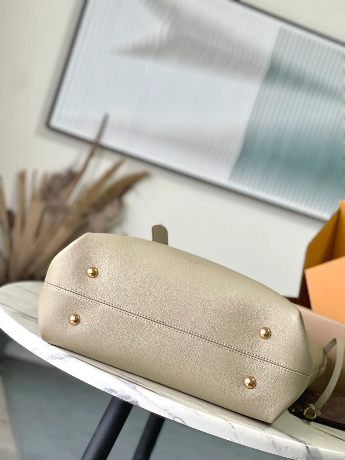 💰1340 (top layer leather) top original order M25343 milk tea green This medium-sized Low Key Cabas handbag is wrapped in soft grained cow leather and lined with suede leather, creating a gorgeous style with ingenuity. The brand's iconic padlock demonstrates an eclectic mix of elegant aesthetics and security features. The adjustable handle enables you to switch between hand-held and long- or short-shoulder carry. Dimensions: 47 × 30 × 14 cm
