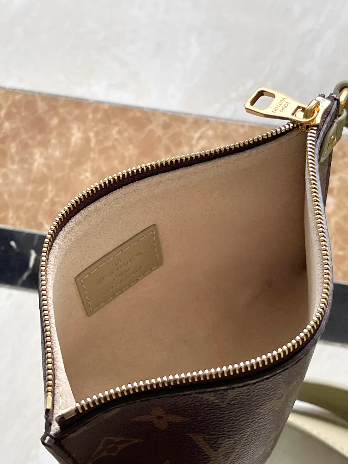 💰1340 (top layer leather) top original order M25343 milk tea green This medium-sized Low Key Cabas handbag is wrapped in soft grained cow leather and lined with suede leather, creating a gorgeous style with ingenuity. The brand's iconic padlock demonstrates an eclectic mix of elegant aesthetics and security features. The adjustable handle enables you to switch between hand-held and long- or short-shoulder carry. Dimensions: 47 × 30 × 14 cm