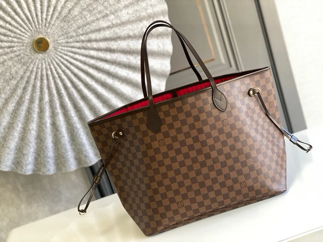 💰800 (Large Steel Nail) Top Original N41357 NEVERFULL Large Handbag The legendary Neverfull handbag can always meet your various needs for handbags. It has a large capacity but is not bulky. It is stiff and soft to the touch, making it suitable for home and travel. Tighten the side ties and it instantly transforms into a stylish urban handbag. Loosen the straps and it transforms into a chic and practical handbag. The slender leather handle can be carried over the shoulder or between the arms. The model shown here is made of Damier Ebène canvas. 39 cm