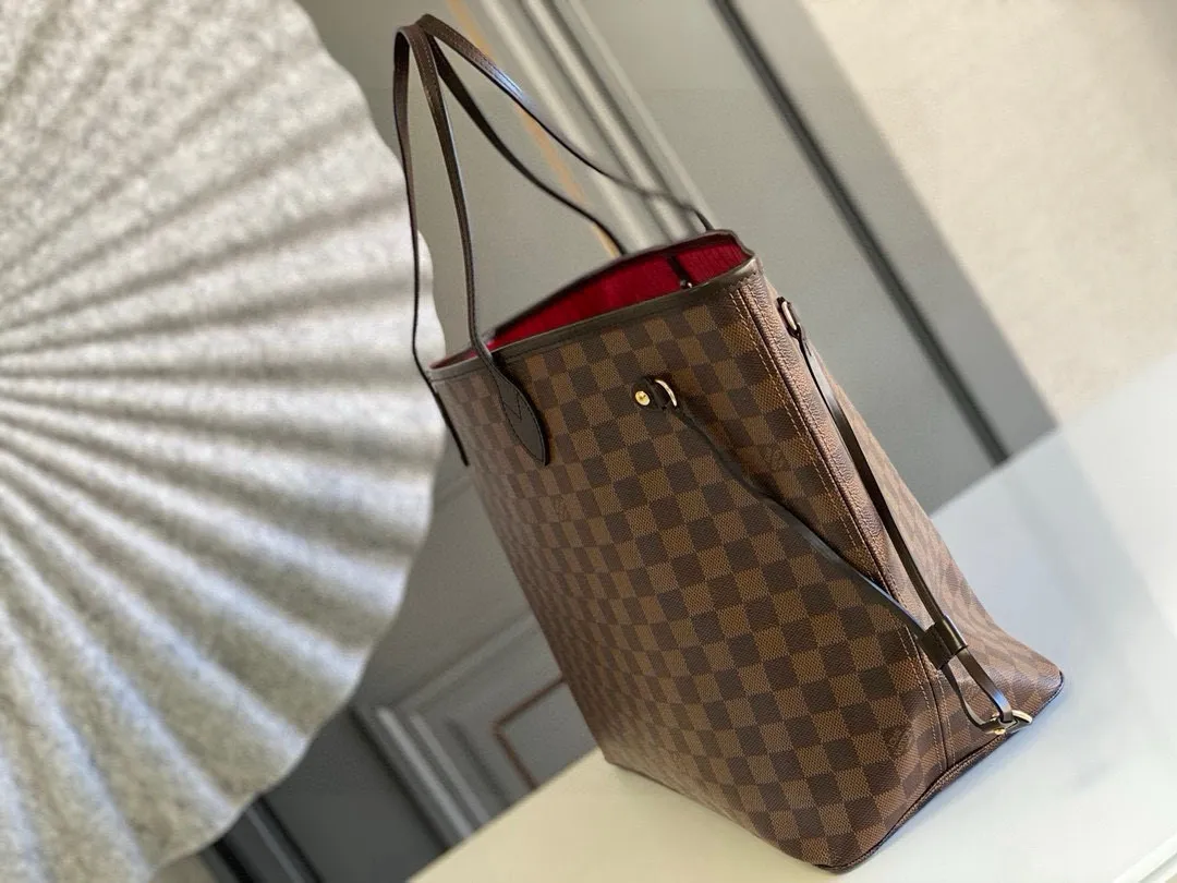 💰800 (Large Steel Nail) Top Original N41357 NEVERFULL Large Handbag The legendary Neverfull handbag can always meet your various needs for handbags. It has a large capacity but is not bulky. It is stiff and soft to the touch, making it suitable for home and travel. Tighten the side ties and it instantly transforms into a stylish urban handbag. Loosen the straps and it transforms into a chic and practical handbag. The slender leather handle can be carried over the shoulder or between the arms. The model shown here is made of Damier Ebène canvas. 39 cm