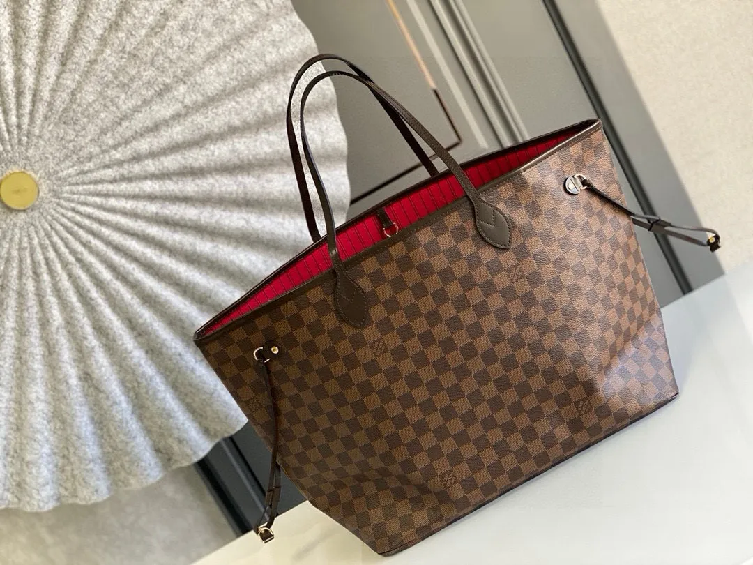💰800 (Large Steel Nail) Top Original N41357 NEVERFULL Large Handbag The legendary Neverfull handbag can always meet your various needs for handbags. It has a large capacity but is not bulky. It is stiff and soft to the touch, making it suitable for home and travel. Tighten the side ties and it instantly transforms into a stylish urban handbag. Loosen the straps and it transforms into a chic and practical handbag. The slender leather handle can be carried over the shoulder or between the arms. The model shown here is made of Damier Ebène canvas. 39 cm