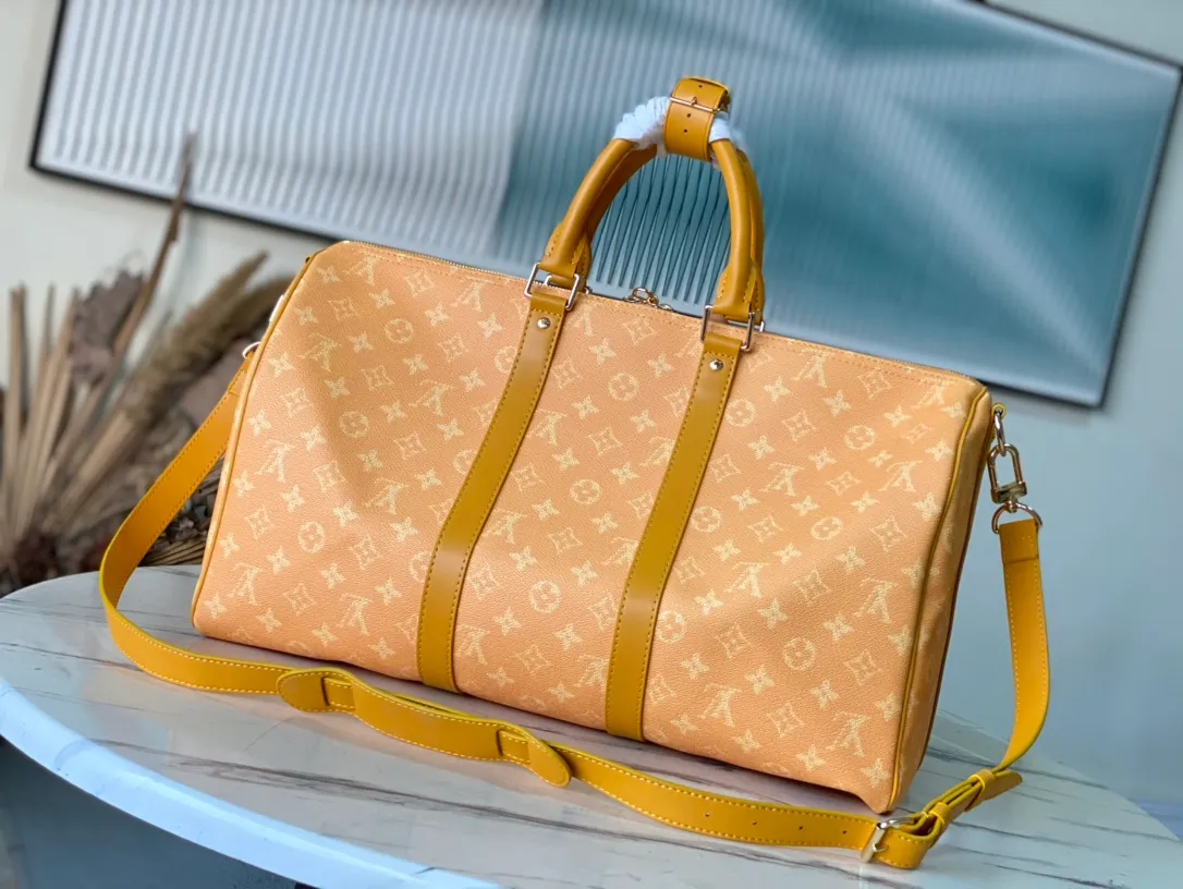 💰1220 Top original order M12880 This Keepall Bandouliere 45 ks travel bag is made of Monogram Heritage canvas with cow leather trim, and the Marque LVuitton Deposee logo is written on the side. The detachable shoulder strap and rolled leather handle make it easy to carry it on the go, and the padded dog paw decoration designed by Pharrel Wiliams adds a sense of smartness. Dimensions: 45 × 27 × 20 cm