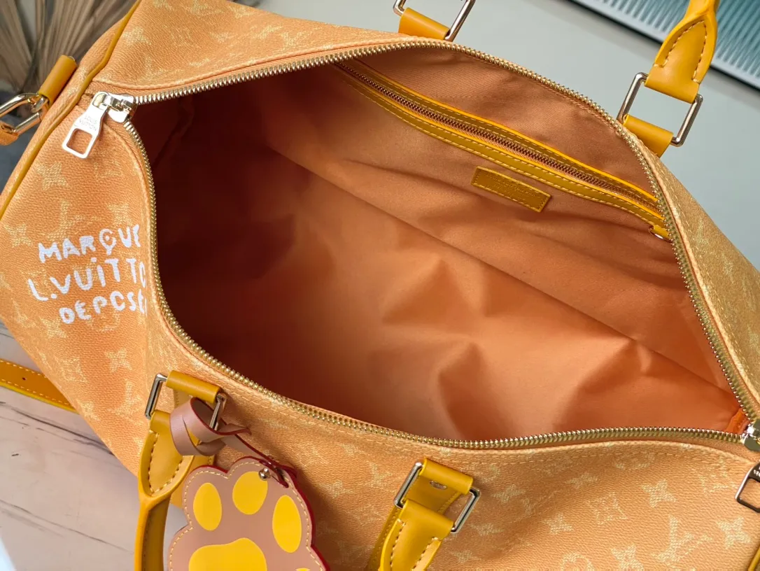 💰1220 Top original order M12880 This Keepall Bandouliere 45 ks travel bag is made of Monogram Heritage canvas with cow leather trim, and the Marque LVuitton Deposee logo is written on the side. The detachable shoulder strap and rolled leather handle make it easy to carry it on the go, and the padded dog paw decoration designed by Pharrel Wiliams adds a sense of smartness. Dimensions: 45 × 27 × 20 cm
