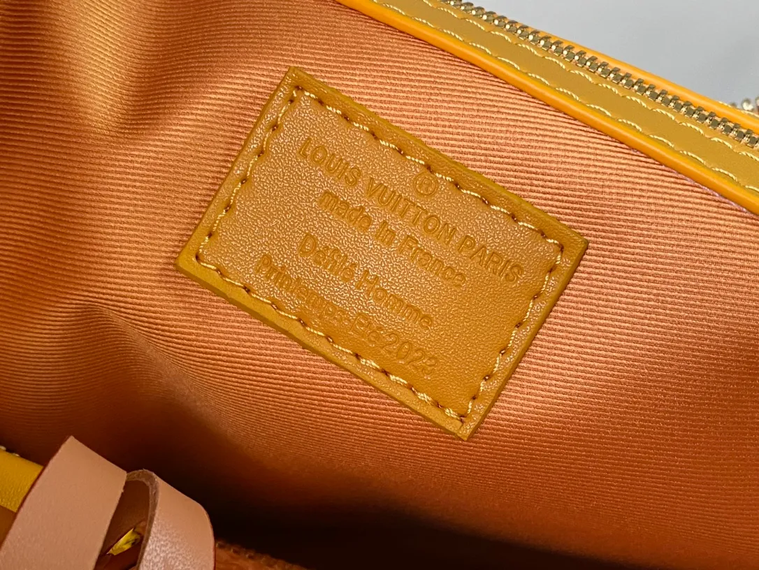 💰1220 Top original order M12880 This Keepall Bandouliere 45 ks travel bag is made of Monogram Heritage canvas with cow leather trim, and the Marque LVuitton Deposee logo is written on the side. The detachable shoulder strap and rolled leather handle make it easy to carry it on the go, and the padded dog paw decoration designed by Pharrel Wiliams adds a sense of smartness. Dimensions: 45 × 27 × 20 cm