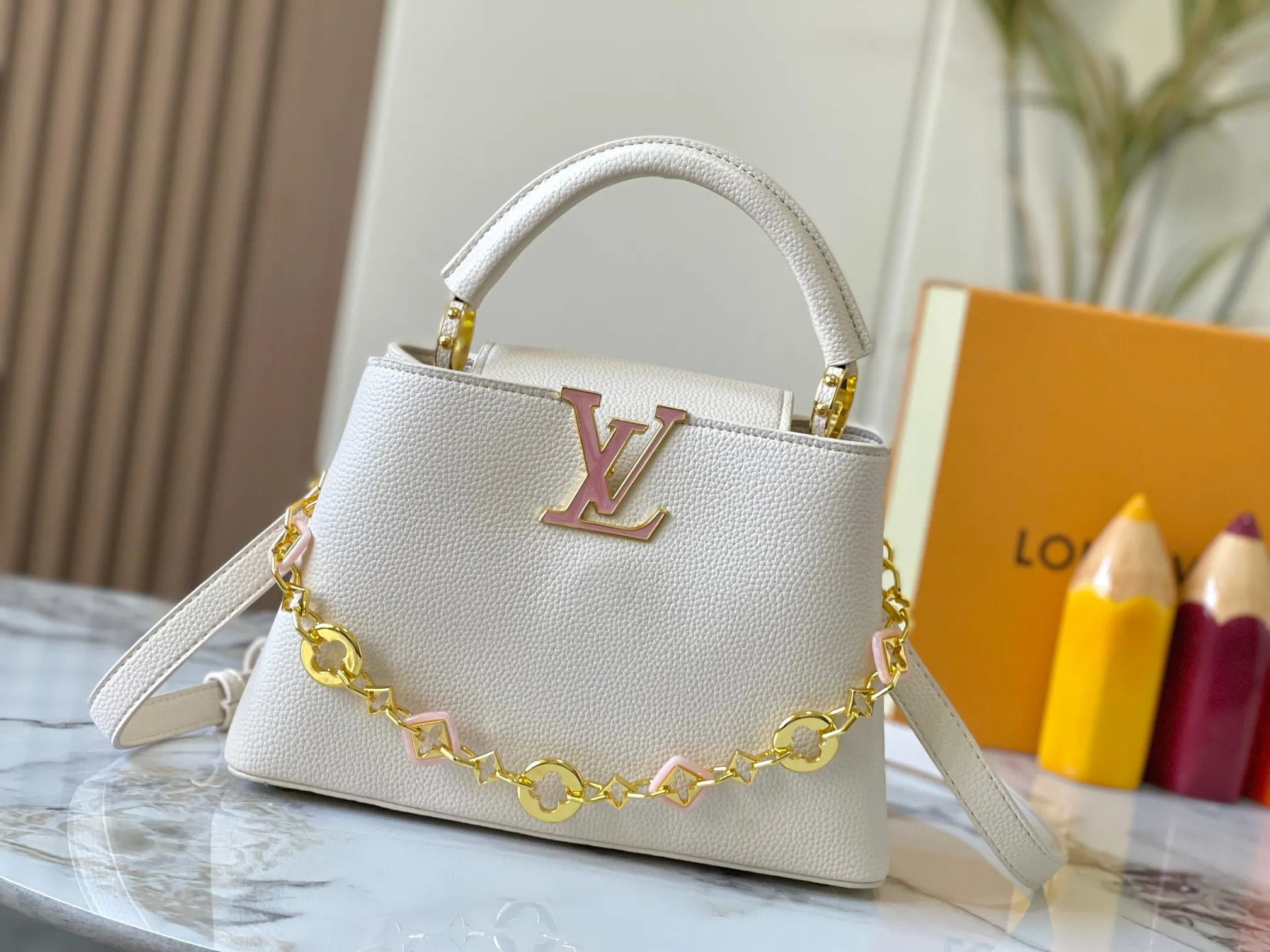 p480 [Guangzhou top quality original version] M14971 White This CapucinesBB handbag quotes the design elements of the Harmony series and tells the inspiration of the Monogram flower with a gorgeous chain. The Taurillon cow leather bag is embellished with the resin-coated LV logo, and the flap can be opened externally or internally to reveal a neat interior with multiple pockets. Size:27×18×9cm