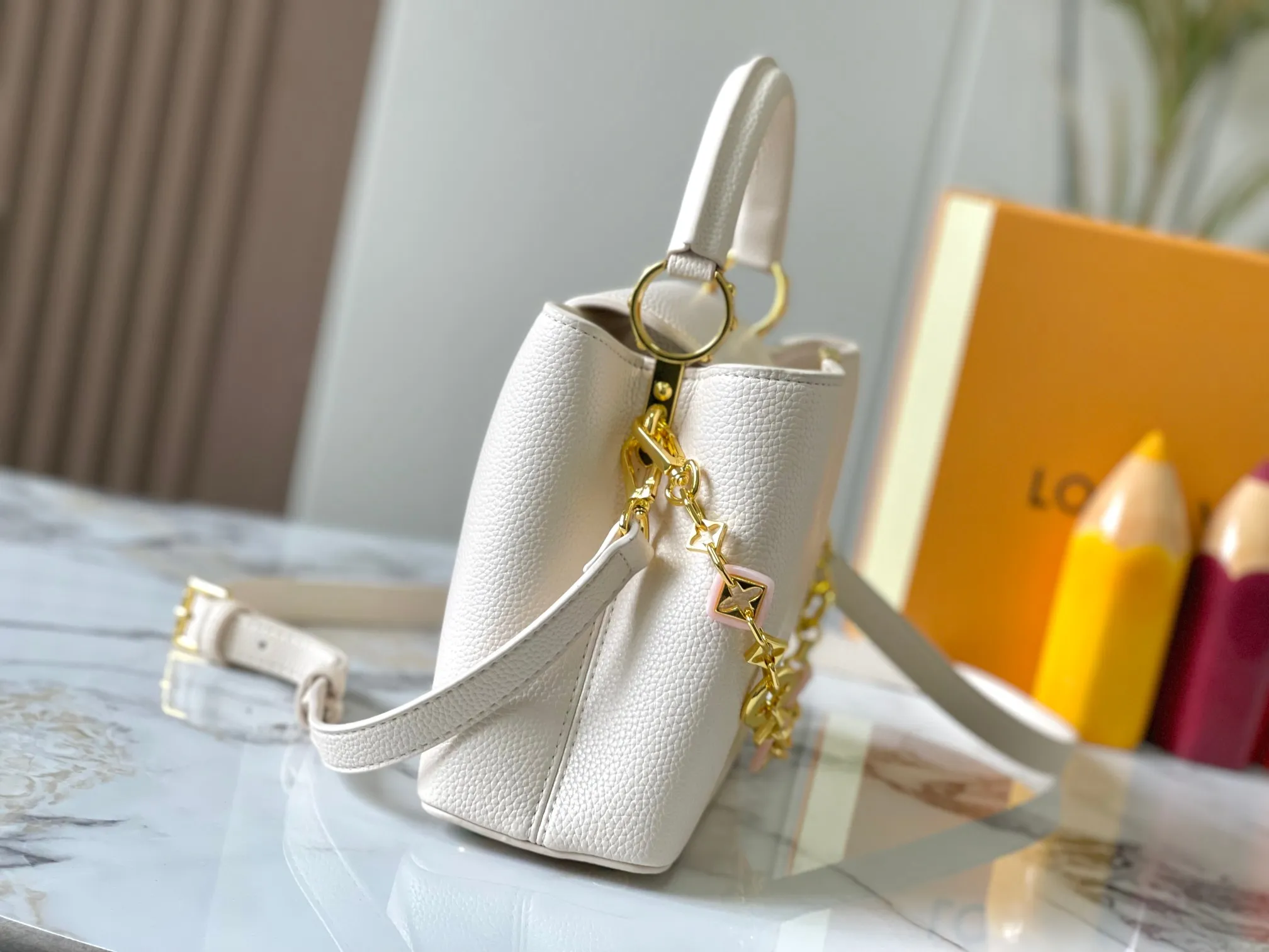 p480 [Guangzhou top quality original version] M14971 White This CapucinesBB handbag quotes the design elements of the Harmony series and tells the inspiration of the Monogram flower with a gorgeous chain. The Taurillon cow leather bag is embellished with the resin-coated LV logo, and the flap can be opened externally or internally to reveal a neat interior with multiple pockets. Size:27×18×9cm