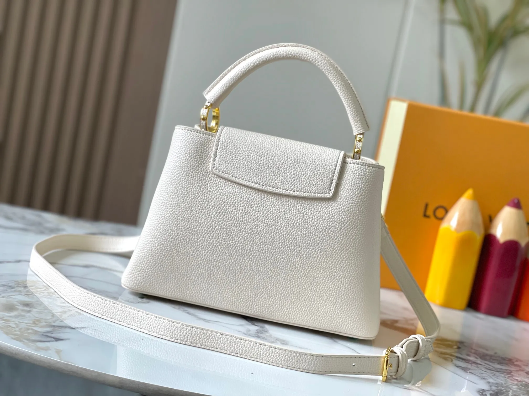 p480 [Guangzhou top quality original version] M14971 White This CapucinesBB handbag quotes the design elements of the Harmony series and tells the inspiration of the Monogram flower with a gorgeous chain. The Taurillon cow leather bag is embellished with the resin-coated LV logo, and the flap can be opened externally or internally to reveal a neat interior with multiple pockets. Size:27×18×9cm