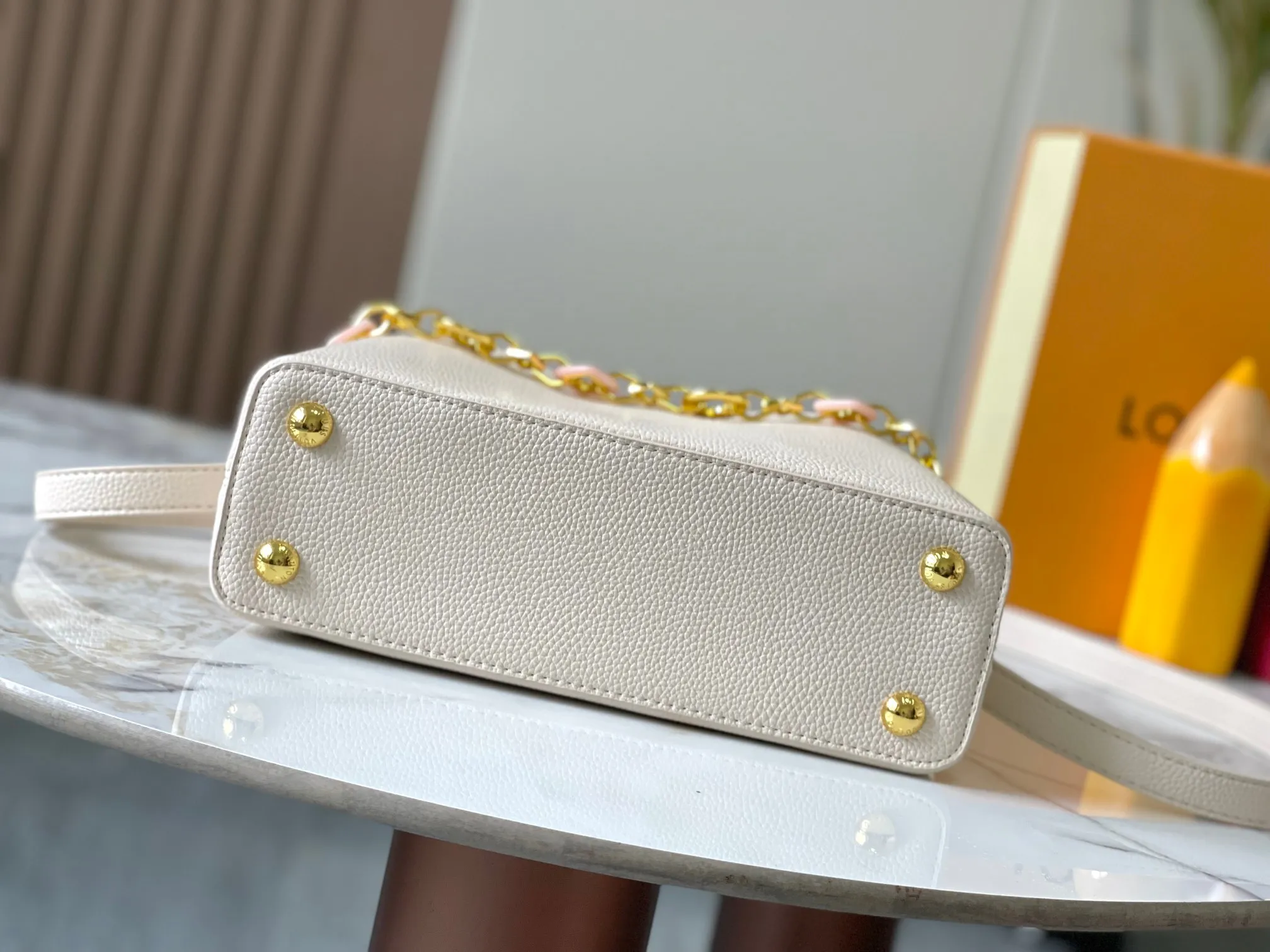 p480 [Guangzhou top quality original version] M14971 White This CapucinesBB handbag quotes the design elements of the Harmony series and tells the inspiration of the Monogram flower with a gorgeous chain. The Taurillon cow leather bag is embellished with the resin-coated LV logo, and the flap can be opened externally or internally to reveal a neat interior with multiple pockets. Size:27×18×9cm