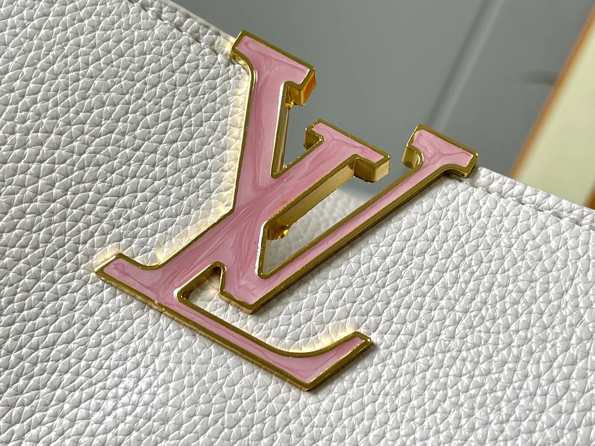 p480 [Guangzhou top quality original version] M14971 White This CapucinesBB handbag quotes the design elements of the Harmony series and tells the inspiration of the Monogram flower with a gorgeous chain. The Taurillon cow leather bag is embellished with the resin-coated LV logo, and the flap can be opened externally or internally to reveal a neat interior with multiple pockets. Size:27×18×9cm