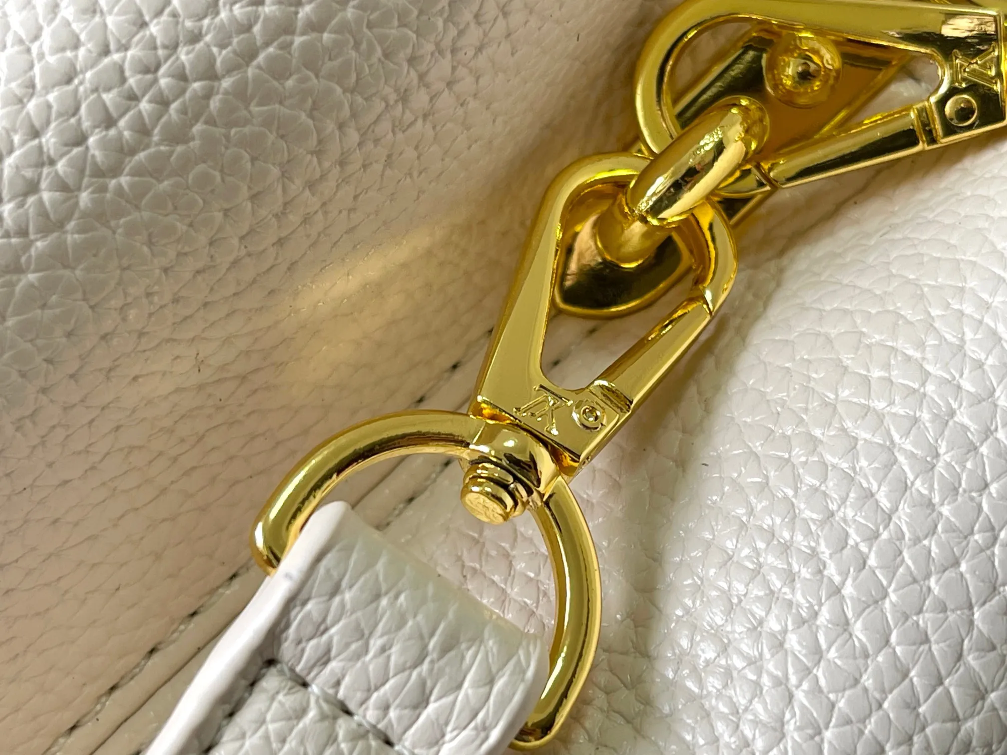 p480 [Guangzhou top quality original version] M14971 White This CapucinesBB handbag quotes the design elements of the Harmony series and tells the inspiration of the Monogram flower with a gorgeous chain. The Taurillon cow leather bag is embellished with the resin-coated LV logo, and the flap can be opened externally or internally to reveal a neat interior with multiple pockets. Size:27×18×9cm