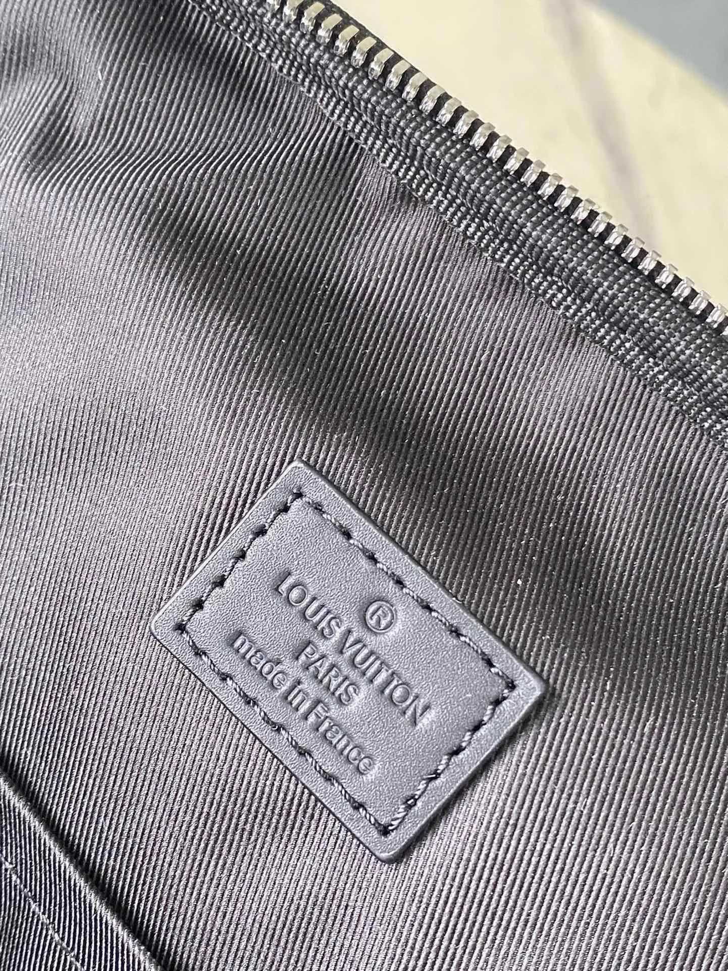 💰1380 (top layer leather) top original order N40501 full leather Awenue backpack is made of Damier Infini leather with a subtle checkerboard pattern, showing an elegant style in business and leisure occasions. The zipper opens the front pockets, main compartment and rear side with wide padding, and the top handle and shoulder strap allow for hand-carrying or shoulder-carrying options. Dimensions: 40 × 31 × 15 cm