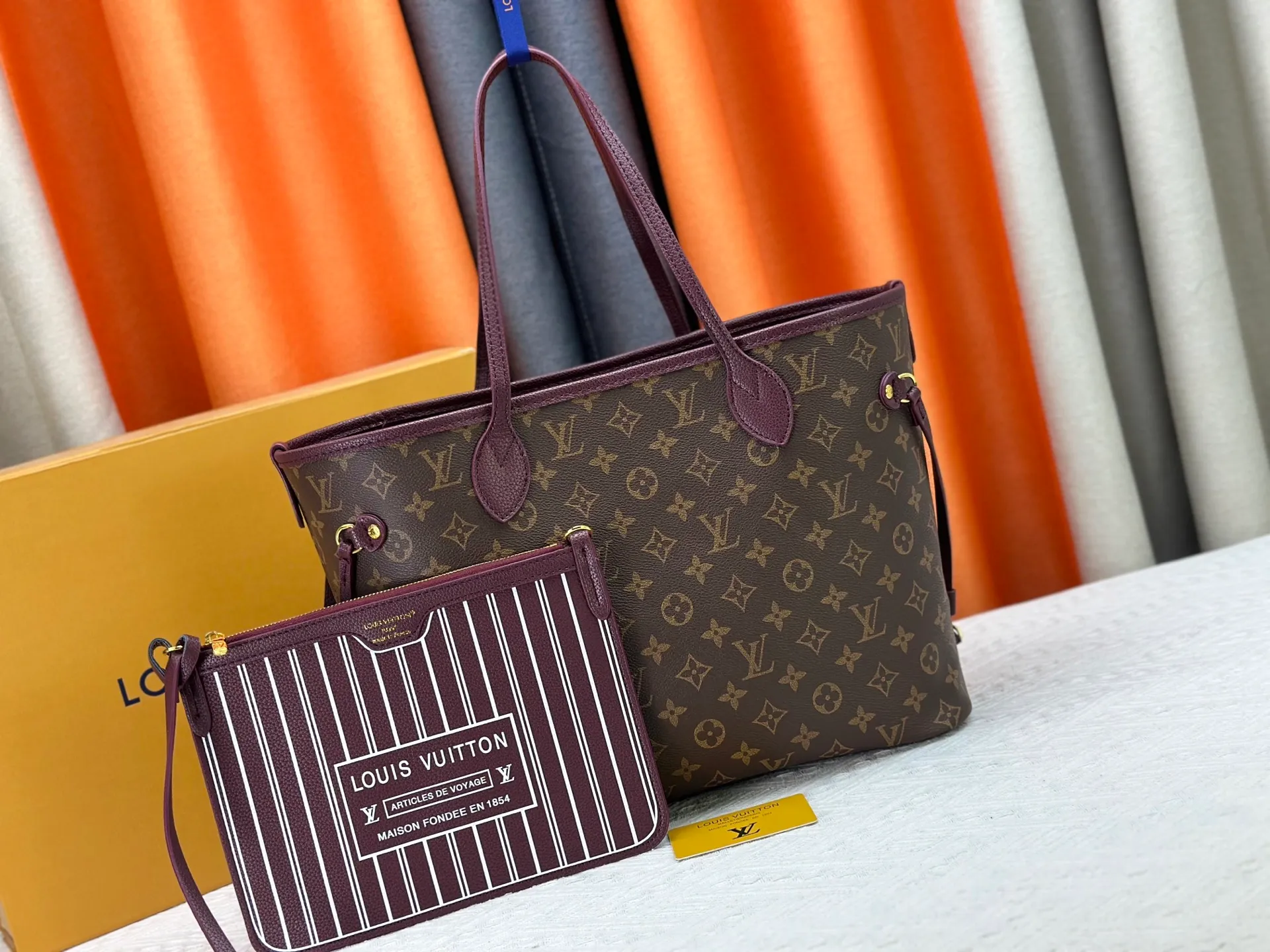 P270 Upgraded original large size M11964 black M11946 rose red M12061 earthy yellow M11946 gray Neverfull Bandoulière Inside Out BB handbag is a double-sided version of the classic design this season, decorated with iconic Monogram canvas and grained leather on the front and back. The removable zipper bag can be used alone or hung externally. The detachable shoulder strap makes it easy to wear cross-body, and the dazzling metal hardware adds a sophisticated detail. Large size 31 x 28 x 14 cm (length x height x width)