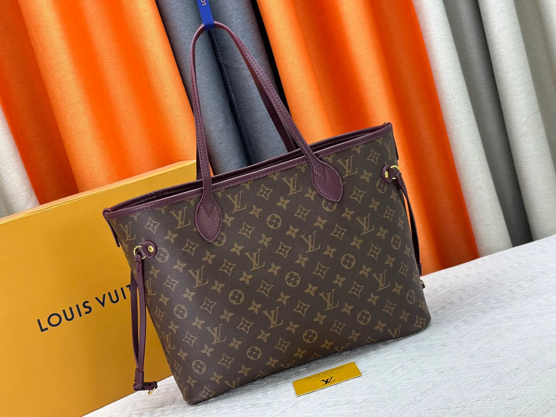 P270 Upgraded original large size M11964 black M11946 rose red M12061 earthy yellow M11946 gray Neverfull Bandoulière Inside Out BB handbag is a double-sided version of the classic design this season, decorated with iconic Monogram canvas and grained leather on the front and back. The removable zipper bag can be used alone or hung externally. The detachable shoulder strap makes it easy to wear cross-body, and the dazzling metal hardware adds a sophisticated detail. Large size 31 x 28 x 14 cm (length x height x width)