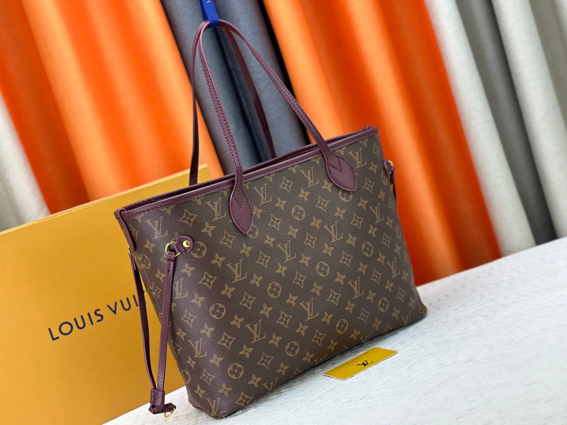 P270 Upgraded original large size M11964 black M11946 rose red M12061 earthy yellow M11946 gray Neverfull Bandoulière Inside Out BB handbag is a double-sided version of the classic design this season, decorated with iconic Monogram canvas and grained leather on the front and back. The removable zipper bag can be used alone or hung externally. The detachable shoulder strap makes it easy to wear cross-body, and the dazzling metal hardware adds a sophisticated detail. Large size 31 x 28 x 14 cm (length x height x width)