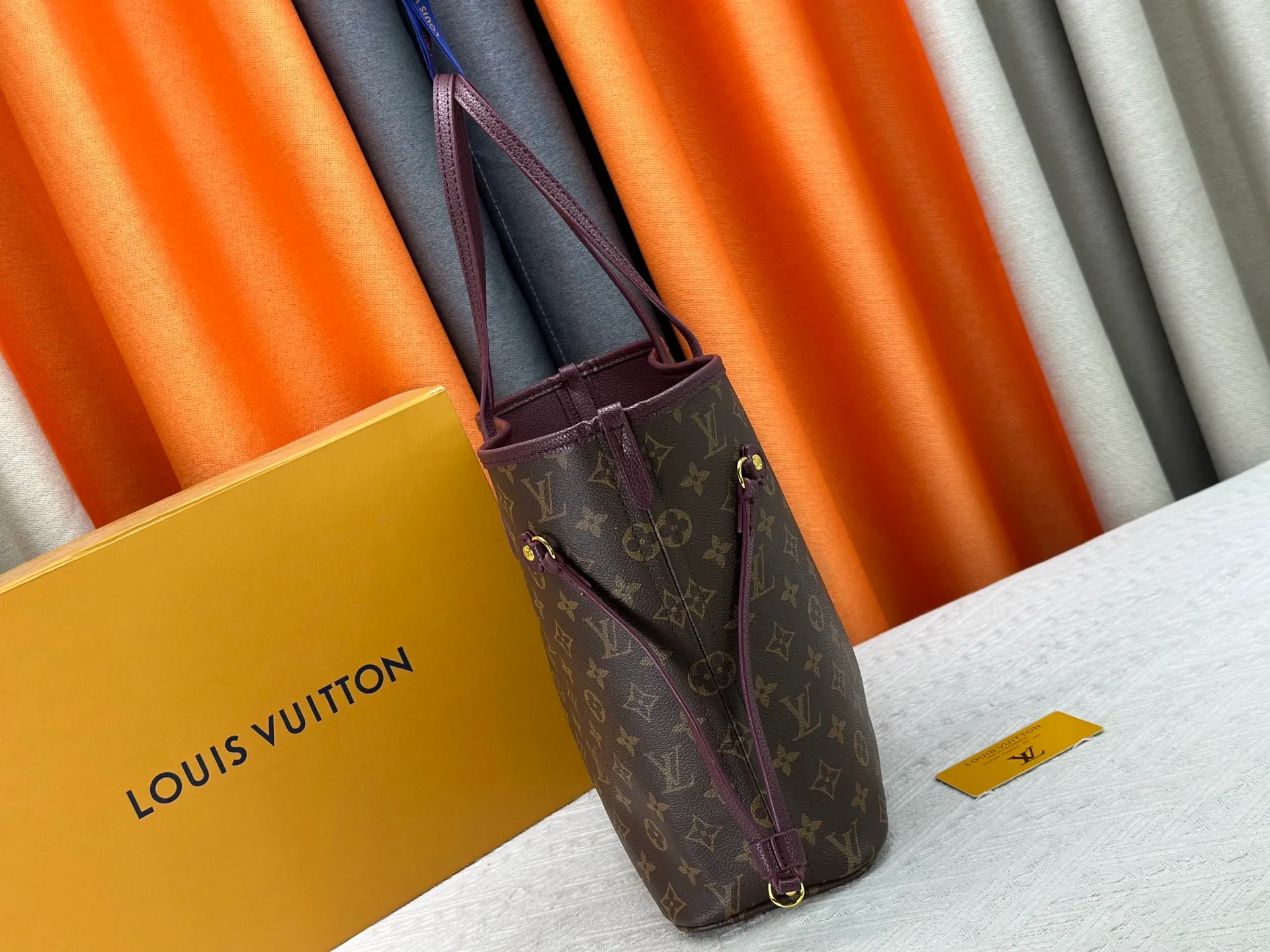 P270 Upgraded original large size M11964 black M11946 rose red M12061 earthy yellow M11946 gray Neverfull Bandoulière Inside Out BB handbag is a double-sided version of the classic design this season, decorated with iconic Monogram canvas and grained leather on the front and back. The removable zipper bag can be used alone or hung externally. The detachable shoulder strap makes it easy to wear cross-body, and the dazzling metal hardware adds a sophisticated detail. Large size 31 x 28 x 14 cm (length x height x width)