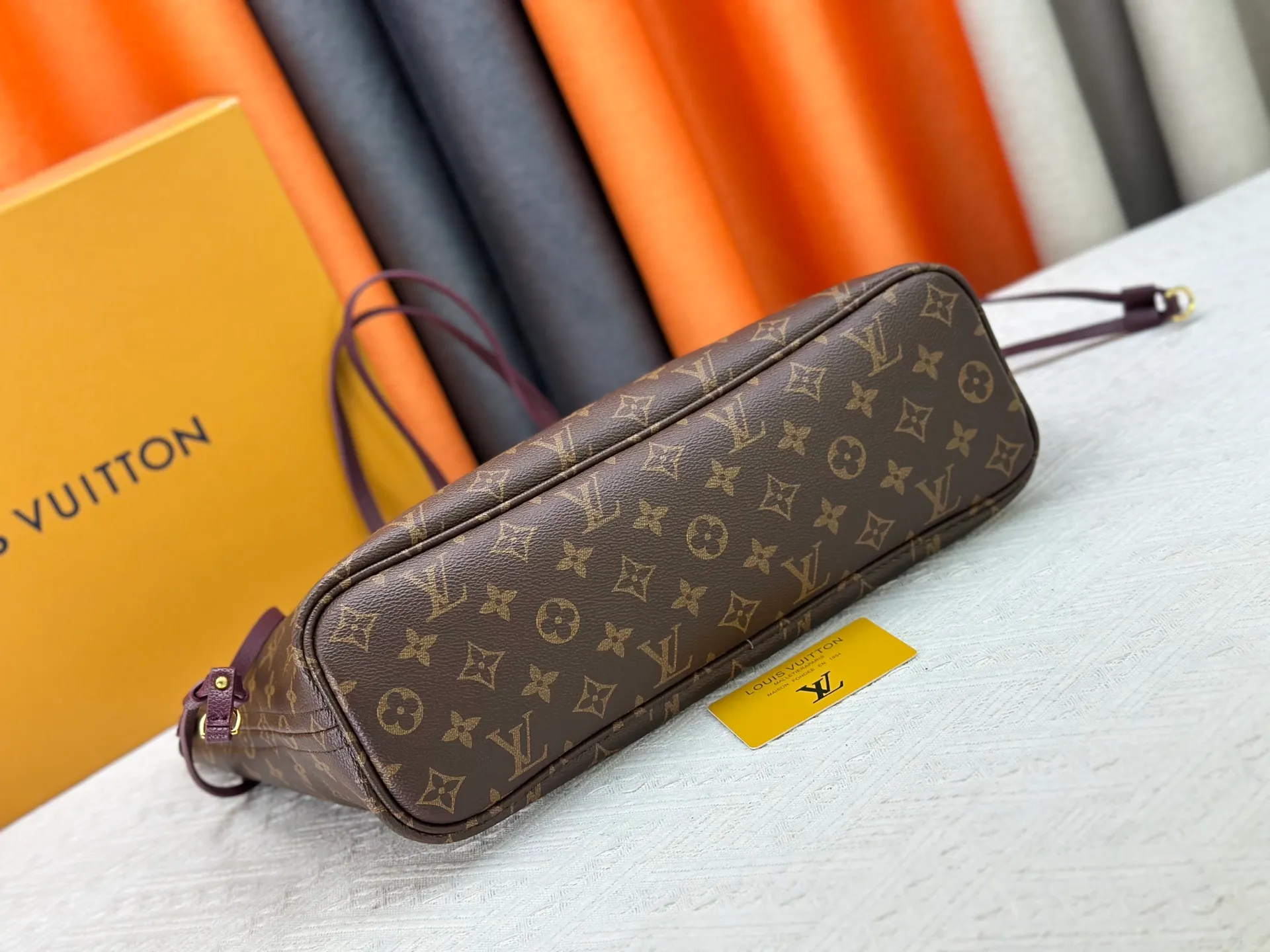 P270 Upgraded original large size M11964 black M11946 rose red M12061 earthy yellow M11946 gray Neverfull Bandoulière Inside Out BB handbag is a double-sided version of the classic design this season, decorated with iconic Monogram canvas and grained leather on the front and back. The removable zipper bag can be used alone or hung externally. The detachable shoulder strap makes it easy to wear cross-body, and the dazzling metal hardware adds a sophisticated detail. Large size 31 x 28 x 14 cm (length x height x width)